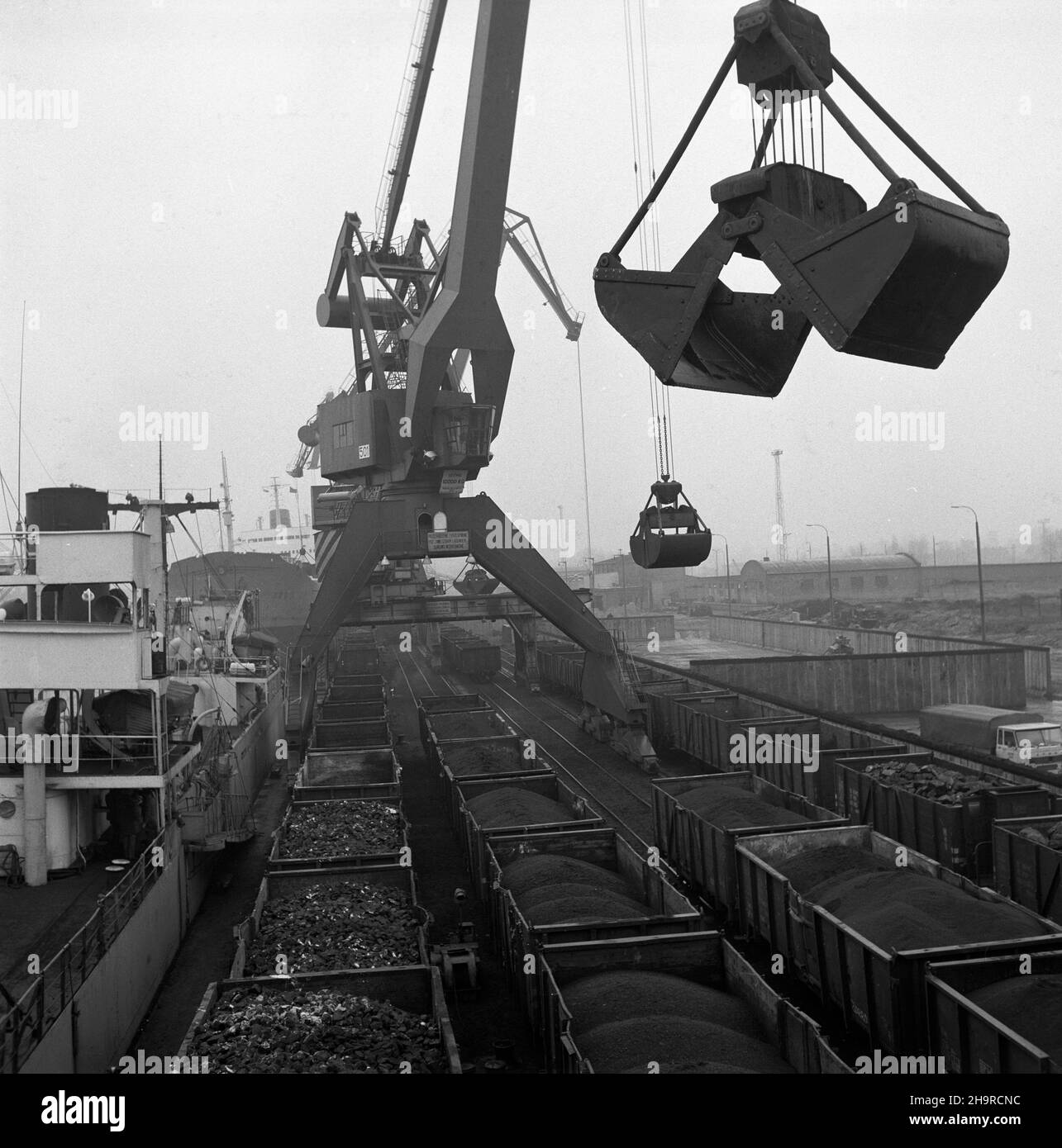 Gdañsk, 1971-01-29. Porto Gdañsk. NZ. prze³adunek wêgla na statki. Ad PAP/Janusz Uklejewski Danzica, 29 gennaio 1971. Il porto di Danzica. Nella foto: Il ricaricamento del carbone. Ad PAP/Janusz Uklejewski Foto Stock