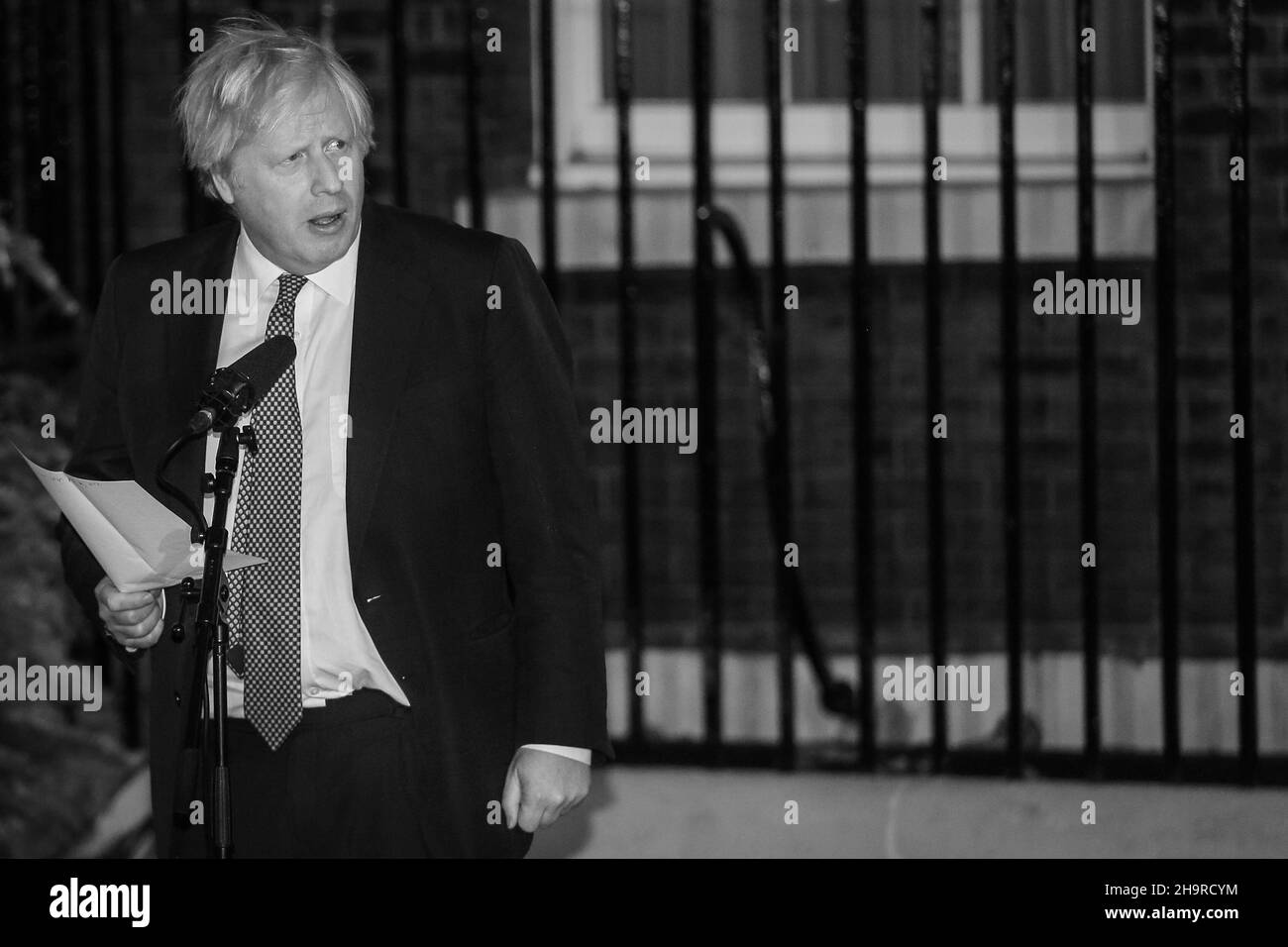 Boris Johnson, primo ministro britannico, tiene un discorso fuori Downing Street, Londra, Regno Unito, sera Foto Stock