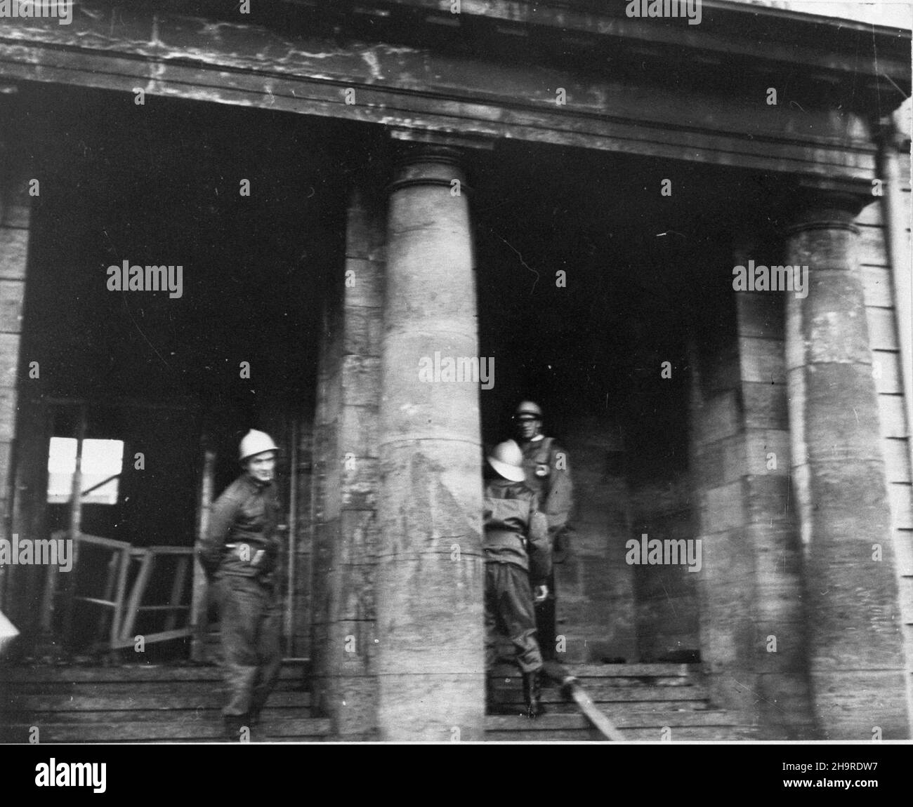 Gdañsk, 1970-12-16. Grudzieñ 1970 - bunt robotniczy w Polsce. Bezpoœredni¹ przyczyn¹ strajków i manifestacji by³a wprowadzona 12 grudnia drastyczna podwy¿ka cen ¿ywnoœci. Dosz³o do zamieszek ulicznych i staræ z Milicj¹ Obywatelsk¹ (MO). Portal wejœciowy wypalonego gmachu Komitetu Wojewódzkiego Polskiej Zjednoczonej Partii Robotniczej (KW PZPR). Ad PAP/Zbigniew Kosycarz Danzica, 16 dicembre 1970. Dicembre 1970 - un ribellione dei lavoratori in Polonia a causa del drastico aumento dei prezzi dei prodotti alimentari (Dec. 12). Ci sono stati scontri di strada con la Militia civile (polizia). Ci sono stati assassinati diversi dozzine di lavoratori. Pi Foto Stock