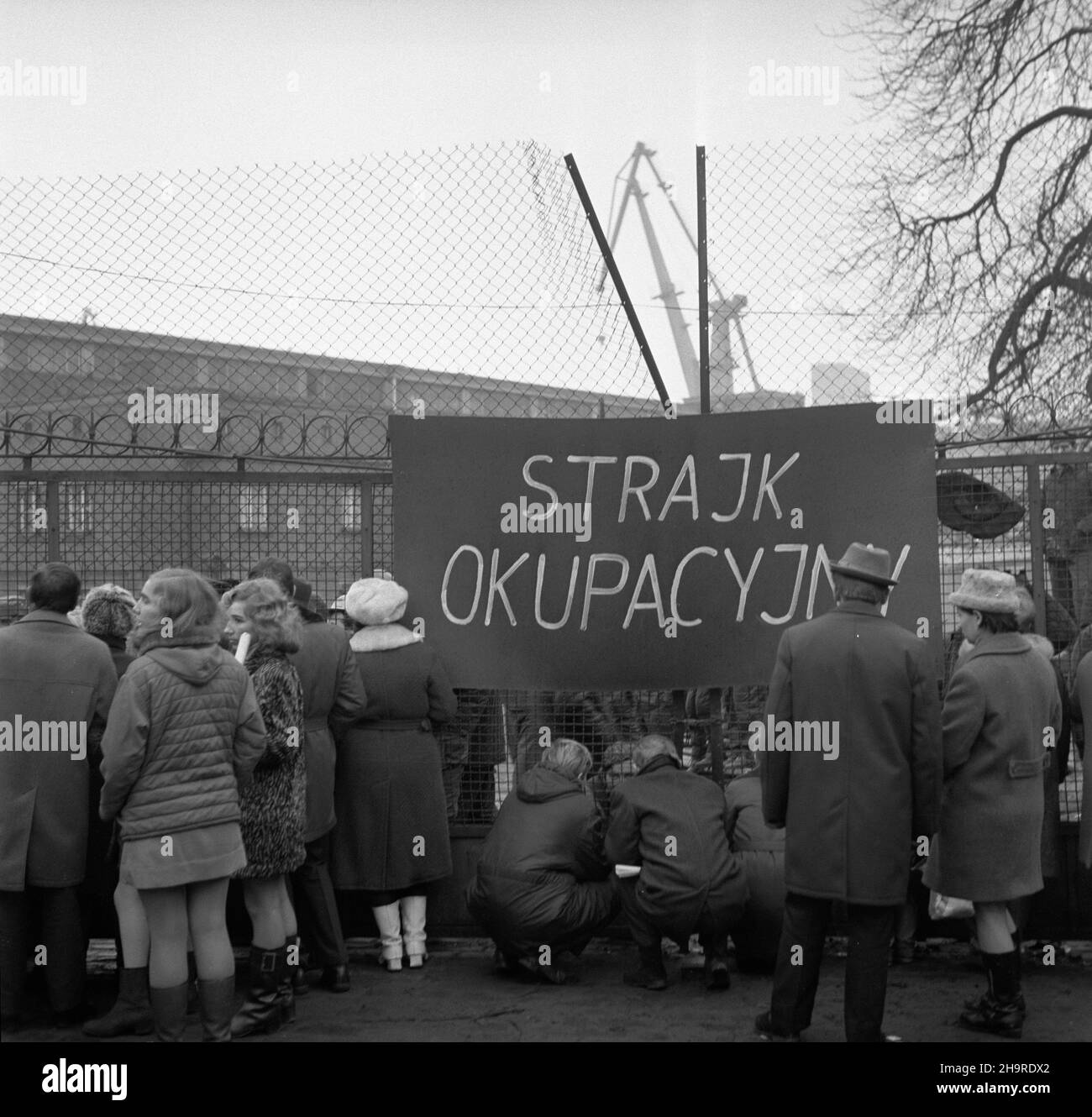 Szczecin, 1970-12-17. Grudzieñ 1970 - bunt robotniczy w Polsce. Bezpoœredni¹ przyczyn¹ strajków i manifestacji by³a wprowadzona 12 grudnia drastyczna podwy¿ka cen ¿ywnoœci. Dosz³o do zamieszek ulicznych i staræ z Milicj¹ Obywatelsk¹ (MO), w wyniku których zamordowanych zosta³o kilkudziesiêciu robotników. PAP/Andrzej Witusz Szczecin, 17 dicembre 1970. Dicembre 1970 - un ribellione dei lavoratori in Polonia a causa del drastico aumento dei prezzi dei prodotti alimentari (Dec. 12). Ci sono stati scontri di strada con la Militia civile (polizia). Vi sono state uccise diverse dozzine di lavoratori. lp/gr/ad PAP/Andrzej Witusz Foto Stock