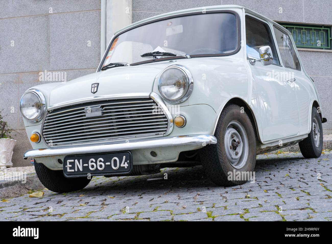 Castelo Branco, Portogallo - Dicembre 04 2021: Non restaurato 1976 Mini classico parcheggiato su una strada lastricata a Castelo Branco Portogallo Foto Stock