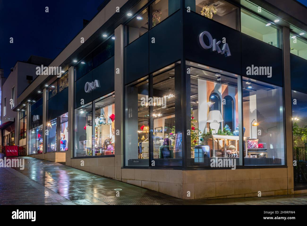 OKA, mobili di lusso e negozio di articoli per la casa a Tunsgate Quarter, nel centro di Guildford, durante la notte di dicembre 2021, Surrey, Inghilterra, Regno Unito Foto Stock