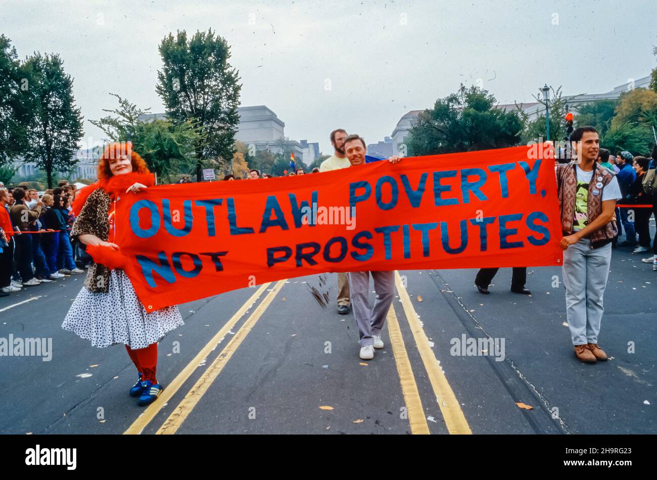 Washington, DC, USA, folla, Marching nel 1st AIDS marzo sulla dimostrazione Washington, prostitute con protesta Banner, 1987 Foto Stock