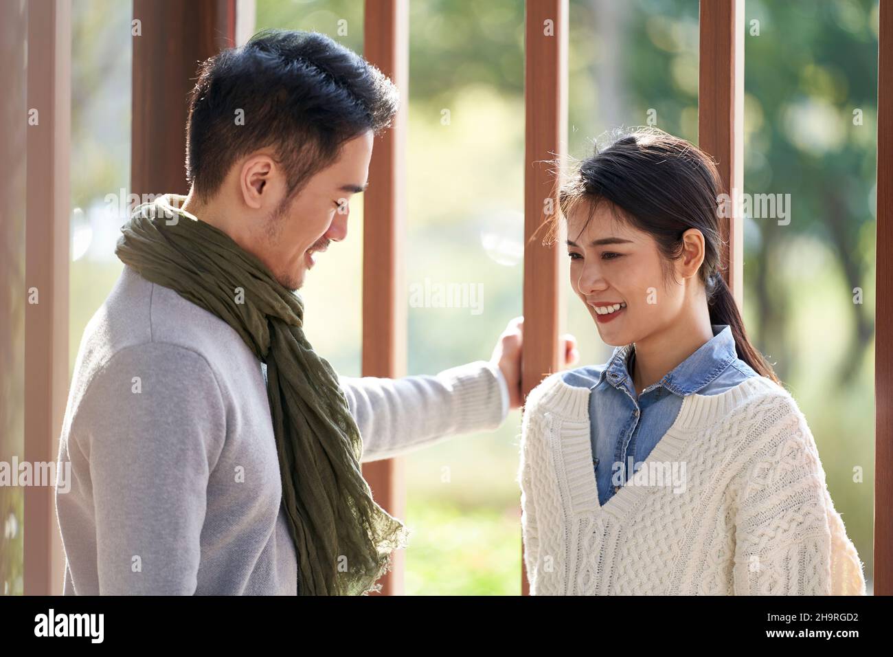 incontri giovane coppia asiatica che parla chiacchierando all'aperto nel parco della città Foto Stock