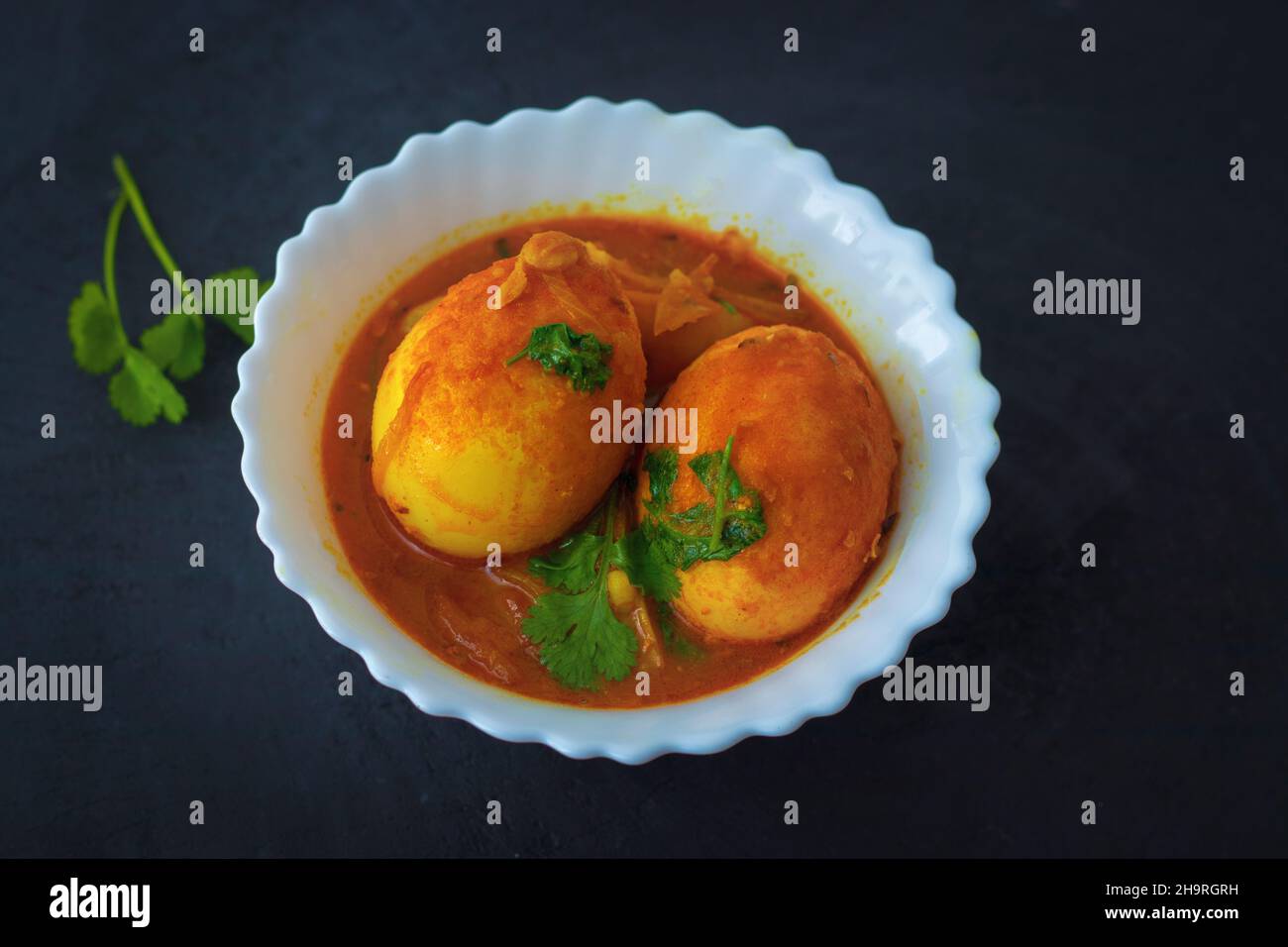 il delizioso curry di uova d'anatra è pronto per servire. Foto Stock