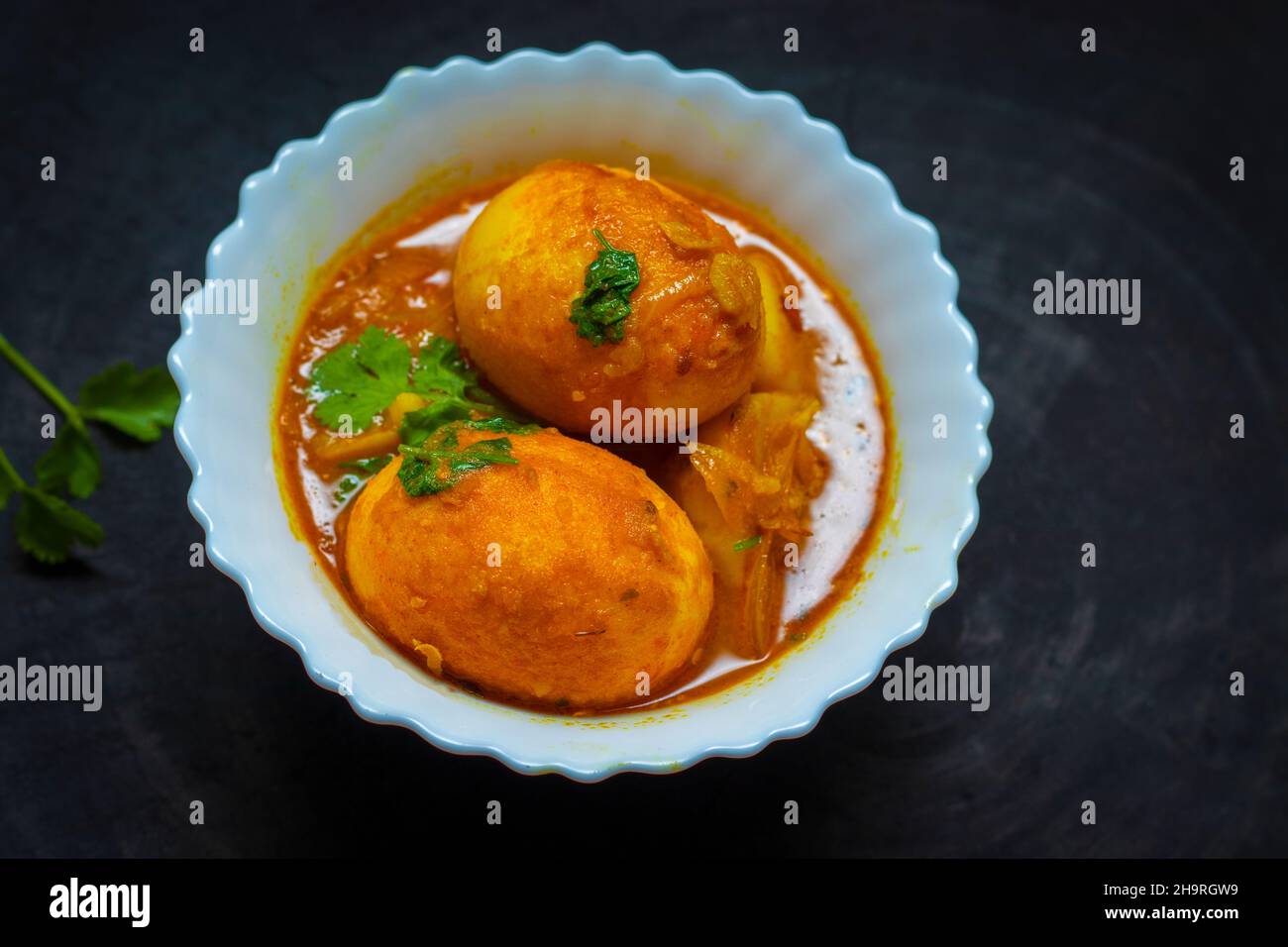 il delizioso curry di uova d'anatra è pronto per servire. Foto Stock