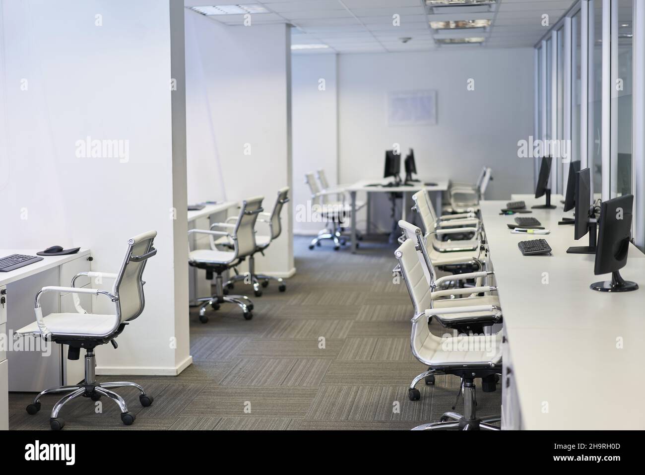 Ufficio open plan con molte workstation Foto Stock