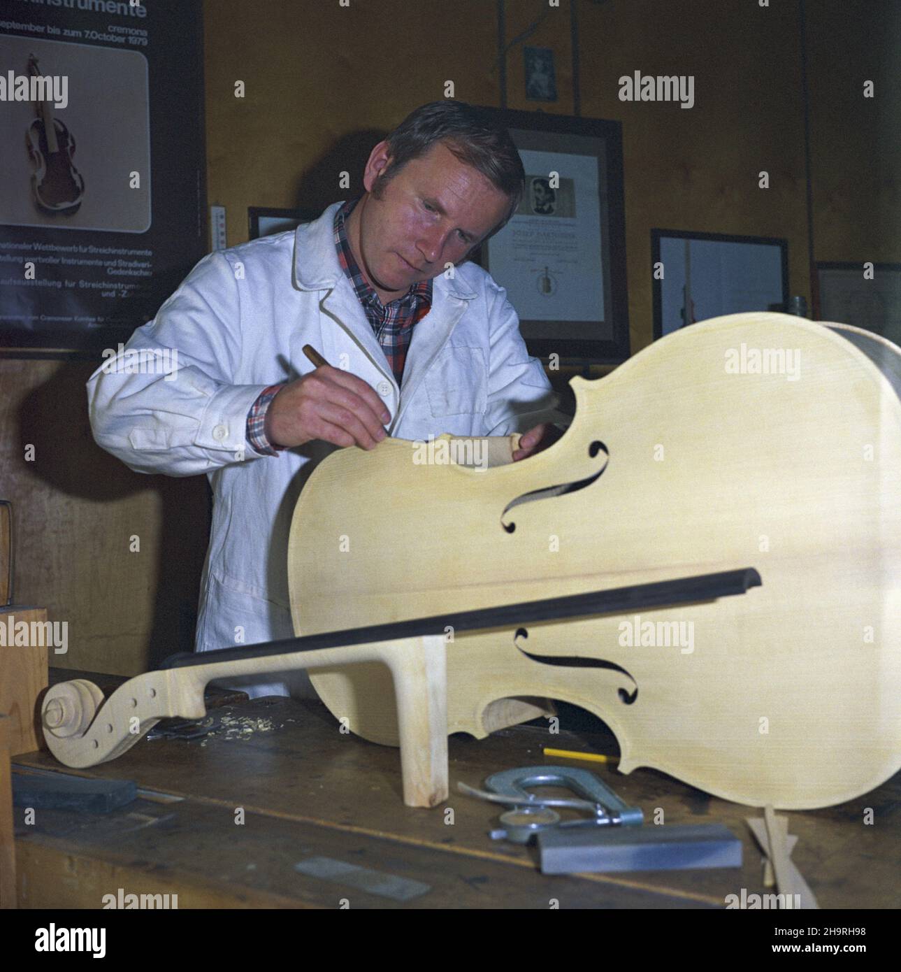 Zakopane 12,1979. Lutnik Józef Bartoszek, w 1977 r. zdoby³ i nagrodê V Miêdzynarodowego Konkursu Lutniczego im. Henryka Wieniawskiego. NZ. Budowa wiolonczeli. mw PAP/Stanis³aw Momot Dok³adny dzieñ wydarzenia nieustalony. Zakopane, dicembre 1979. Il violinista Jozef Bartoszek, vincitore del premio principale del Concorso internazionale Henryk Wieniawski 5th per la produzione di violini nel 1977. Nella foto: Costruire un violoncello. mw PAP/Stanislaw Momot giorno evento sconosciuto Foto Stock