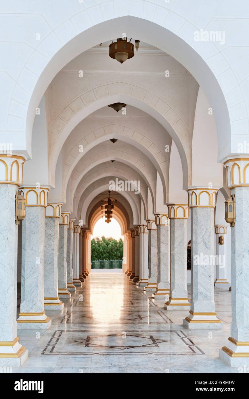 Vista sul cortile esterno della Grande Moschea a Sharm El Sheikh, Egitto. Archi e colonne in marmo bianco Foto Stock