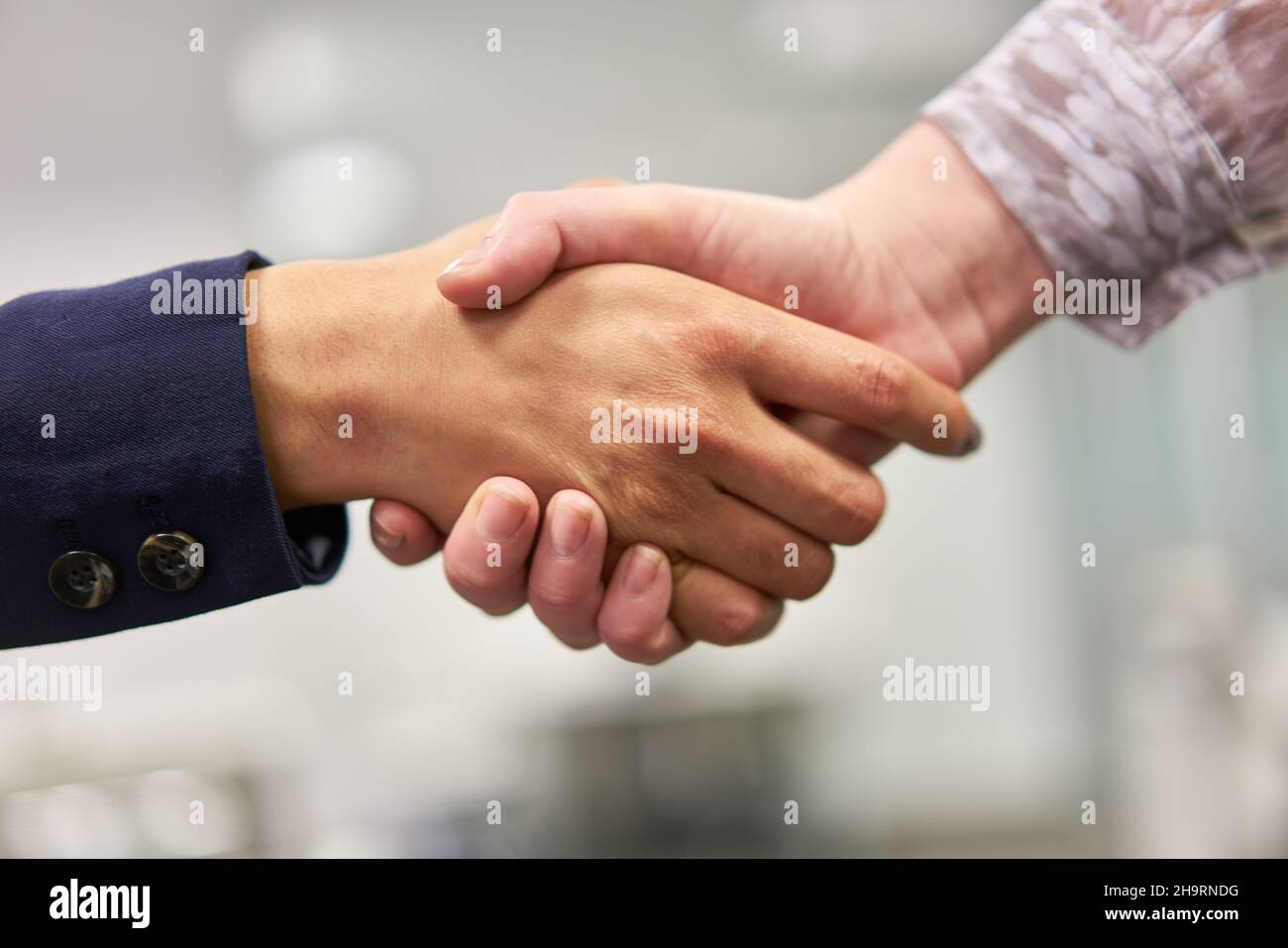 Uomini d'affari alla stretta di mano come simbolo per le congratulazioni e il benvenuto Foto Stock