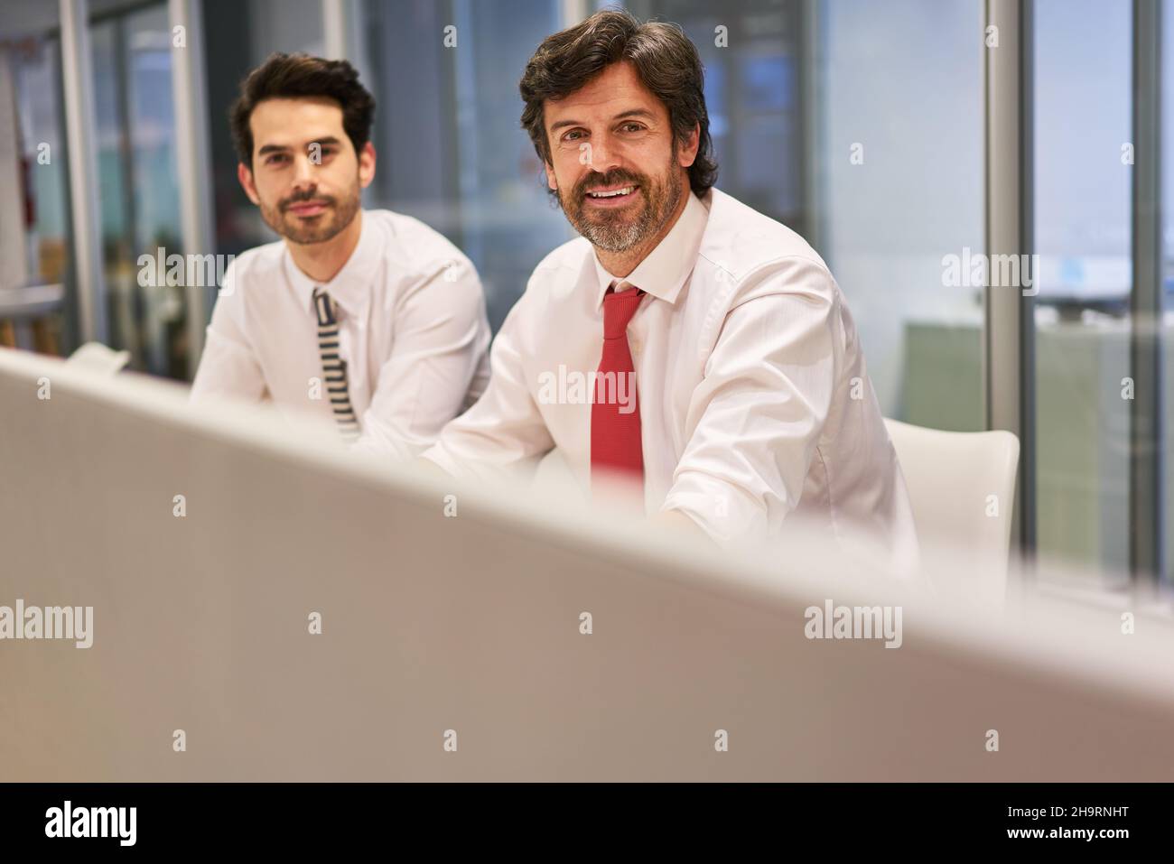 Due colleghi di lavoro come manager e tirocinanti lavorano insieme nel team di consulenza Foto Stock