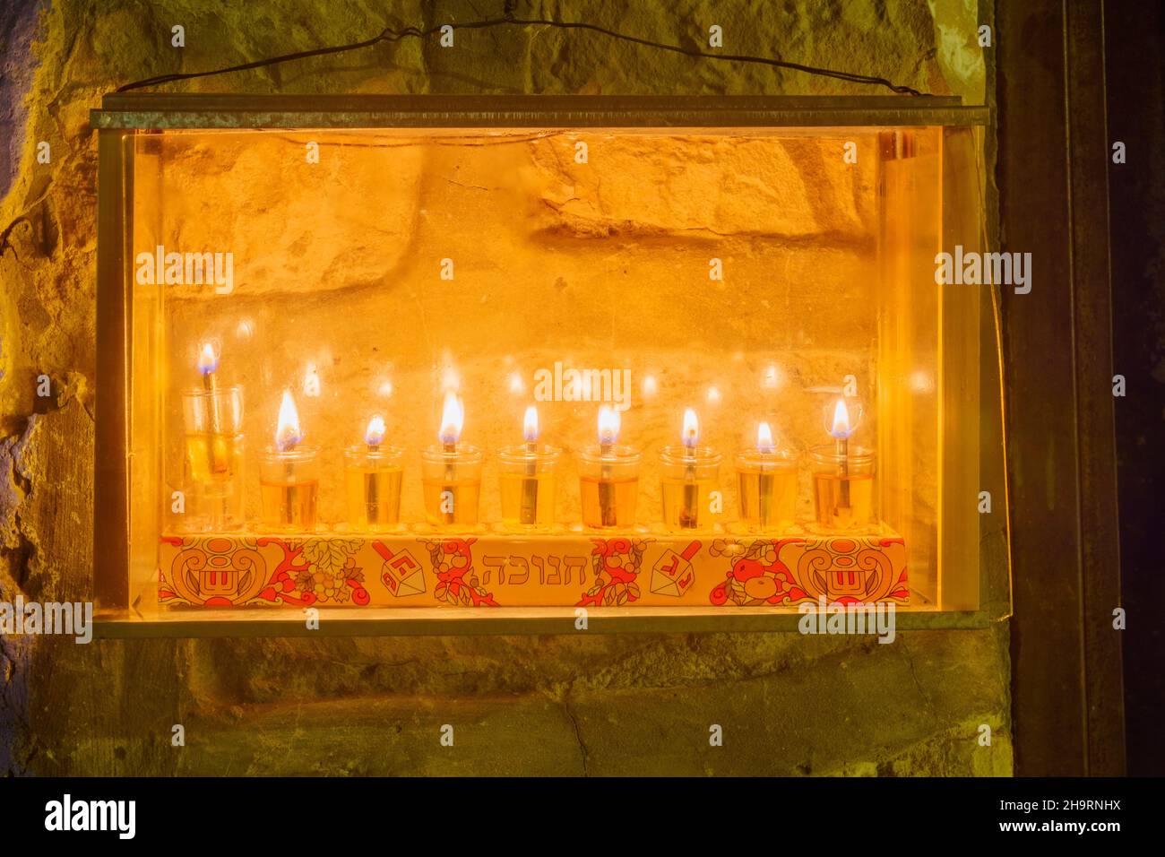 Safed, Israele - 05 dicembre 2021: Vista di una Menorah tradizionale (lampada di Hanukkah) con le candele dell'olio d'oliva, in Safed (Tzfat), Israele Foto Stock