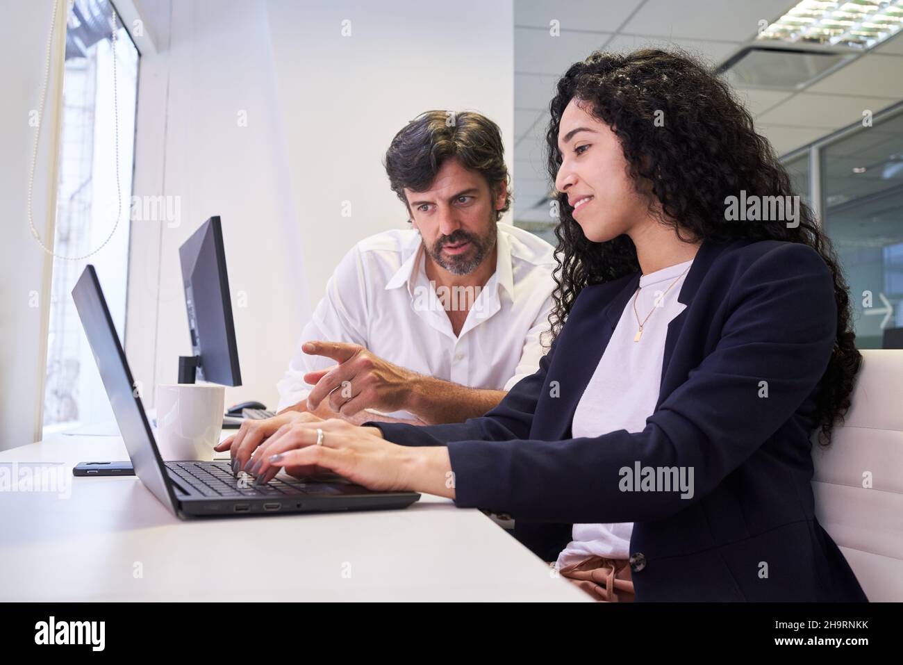 Due uomini d'affari in un seminario di computer o facendo una ricerca su Internet Foto Stock