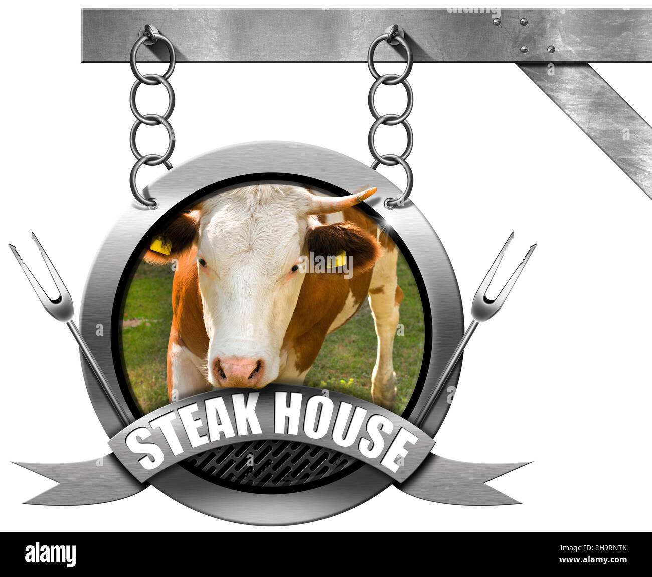 Segno metallico con testa di mucca, forchette e nastro metallico con testo, Steak House. Appeso ad una catena su un palo e isolato su sfondo bianco. Foto Stock