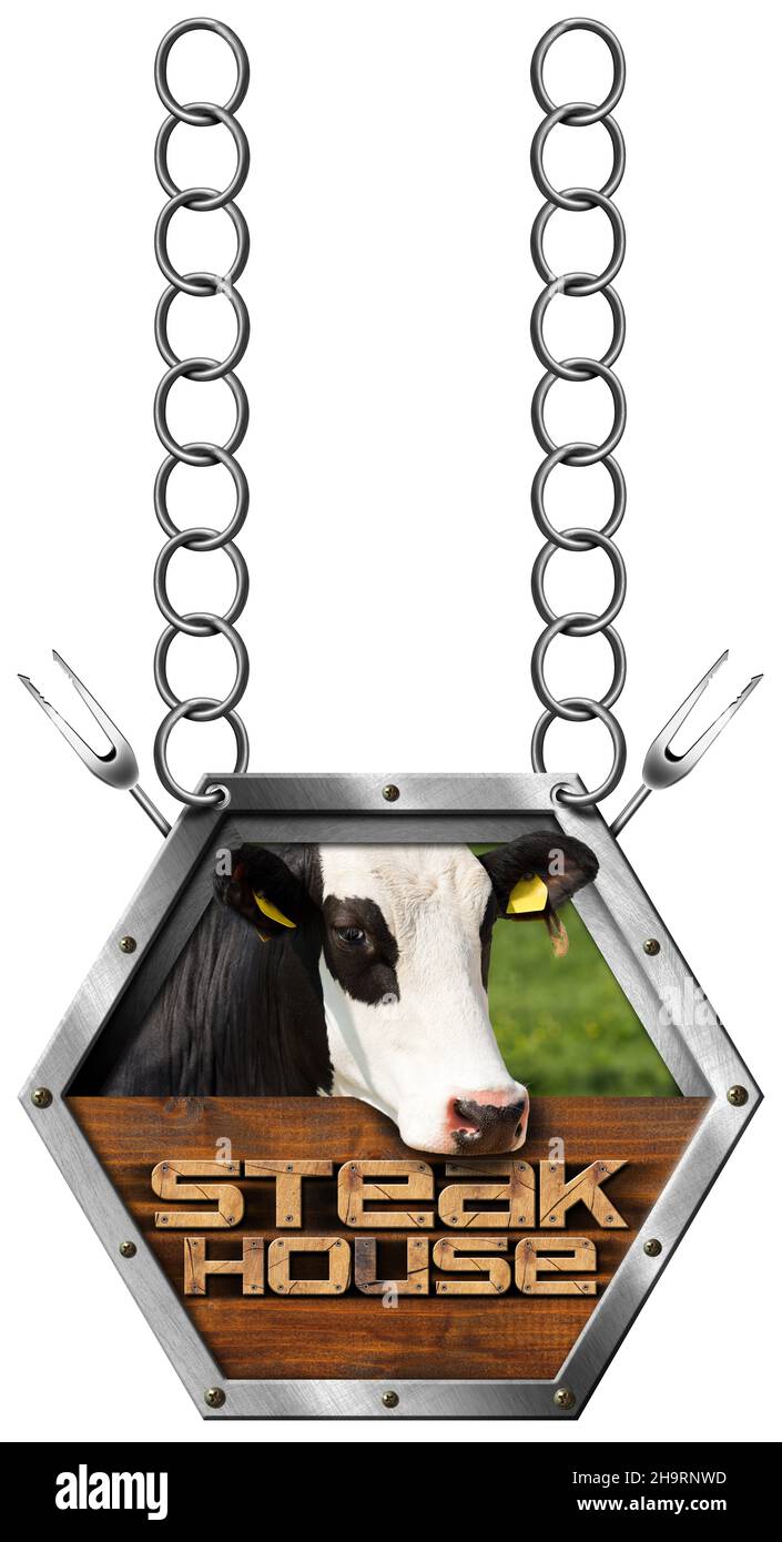 Cartello in legno e metallo con testo Steak House, testa di mucca e forcelle. Appeso ad una catena metallica e isolato su sfondo bianco Foto Stock