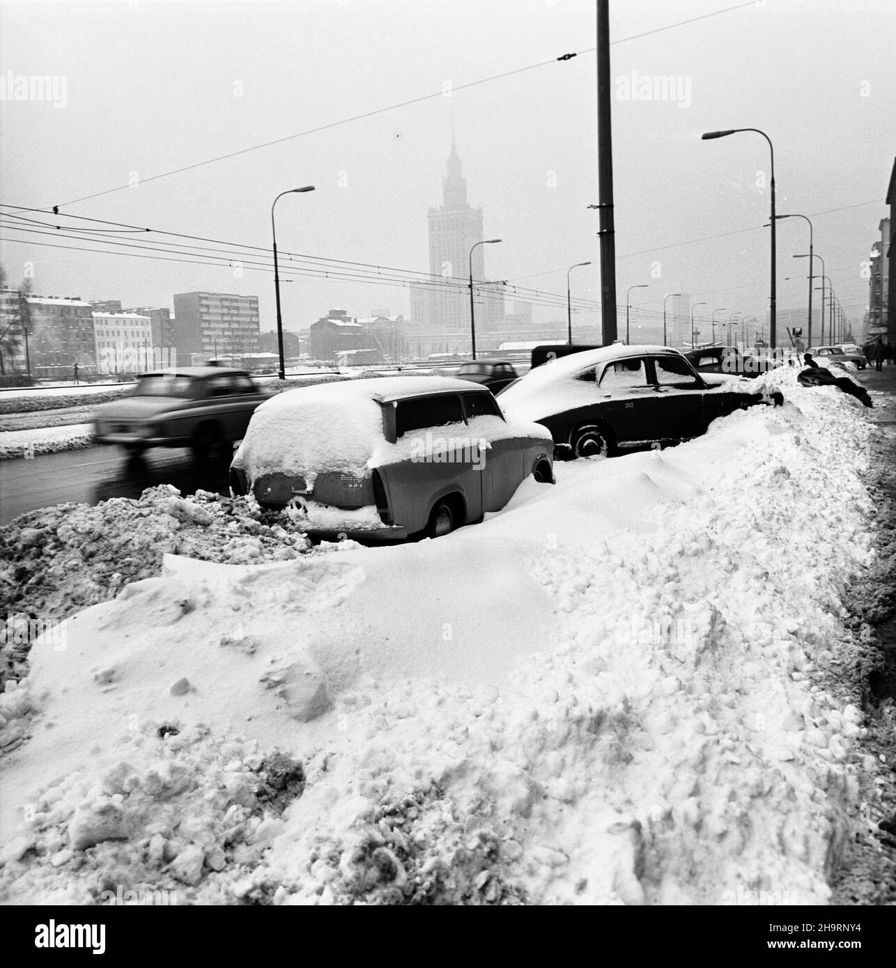 Warszawa, 1969-12. W grudniu spad³o kilkanaœcie centymetrów œniegu. Wiele chodników i miejsc zosta³o ca³kowicie zasypanych. Zasypane samochody na po³udniowej stronie Alei Jerozolimskich, miêdzy placem Zawiszy a ulic¹ Cha³ubiñskiego. pw PAP/Marian Soko³owski Dok³adny dzieñ wydarzenia nieustalony. Varsavia, 1969 dicembre. Più di 10 cm di neve cadde nel mese di dicembre. Marciapiedi e molti luoghi erano completamente coperti di neve. Nella foto: Auto innevate sul lato sud di Jerozolimskie Avenue, tra Pankiewicza e Poznanska strade. pw PAP/Marian Sokolowski Foto Stock