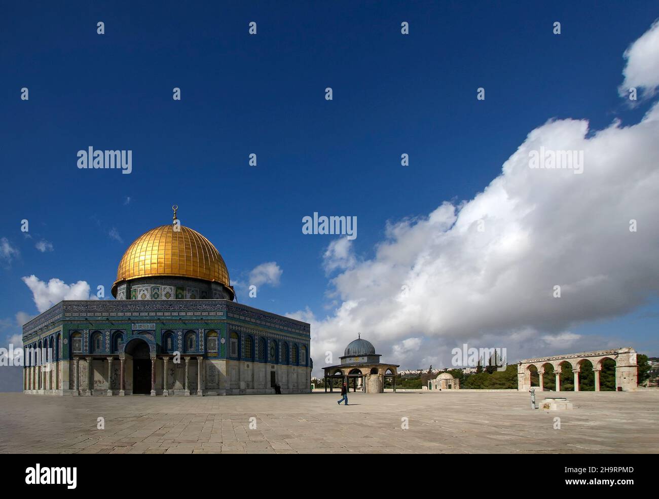 Moschea di al-aqsa (cupola della roccia) nella Città Vecchia. Nel cortile della Moschea Masjid AKSA sono presenti molti edifici storici. Foto Stock