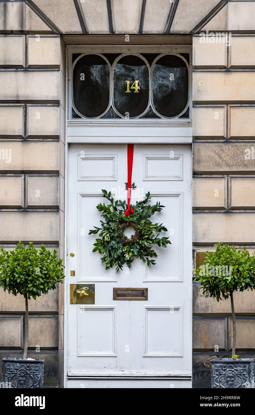 Casa cittadina in stile georgiano, porta d'ingresso bianca con corona di Natale, Edinburgh New Town, Scotland, UK Foto Stock