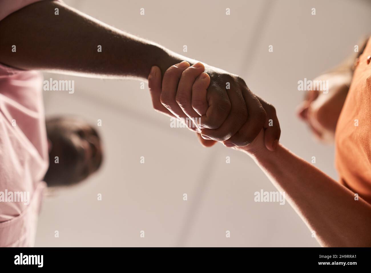 Uomini d'affari a shakehands come simbolo di accordo e cooperazione internazionale Foto Stock