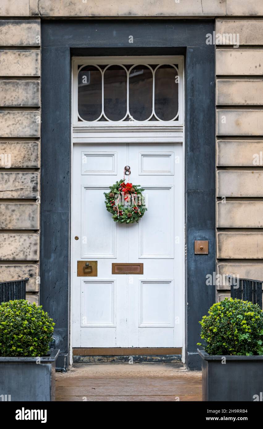 Casa cittadina georgiana con corona di Natale, Edinburgh New Town, Scozia, Regno Unito Foto Stock