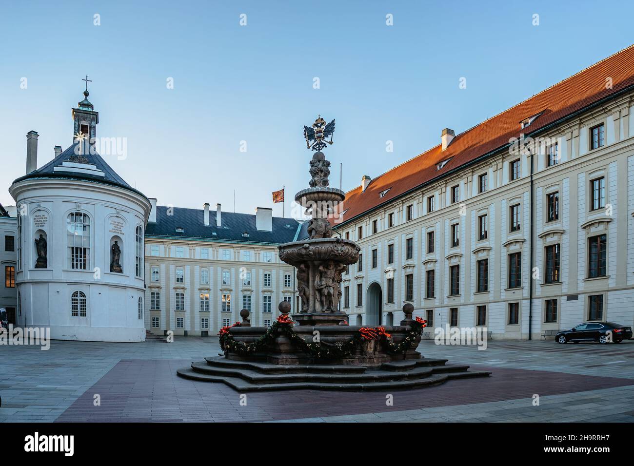 Praga,Repubblica Ceca-Dicembre 3,2021.Unesco monumento del Castello di Praga con palazzi ed edifici di vari stili architettonici.Vista della Fontana Foto Stock