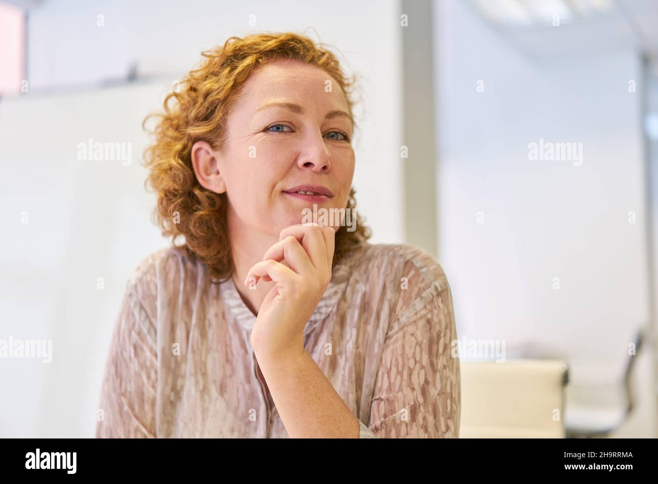 Giovane donna come donna di carriera fiduciosa e di successo in ufficio Foto Stock