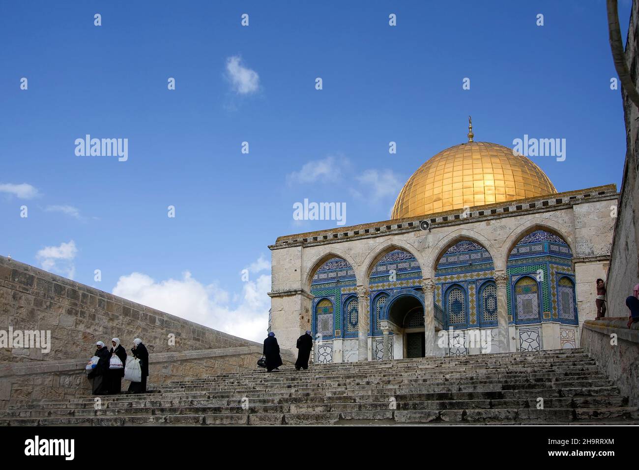 Moschea di al-aqsa (cupola della roccia) nella Città Vecchia. Nel cortile della Moschea Masjid AKSA sono presenti molti edifici storici. Foto Stock