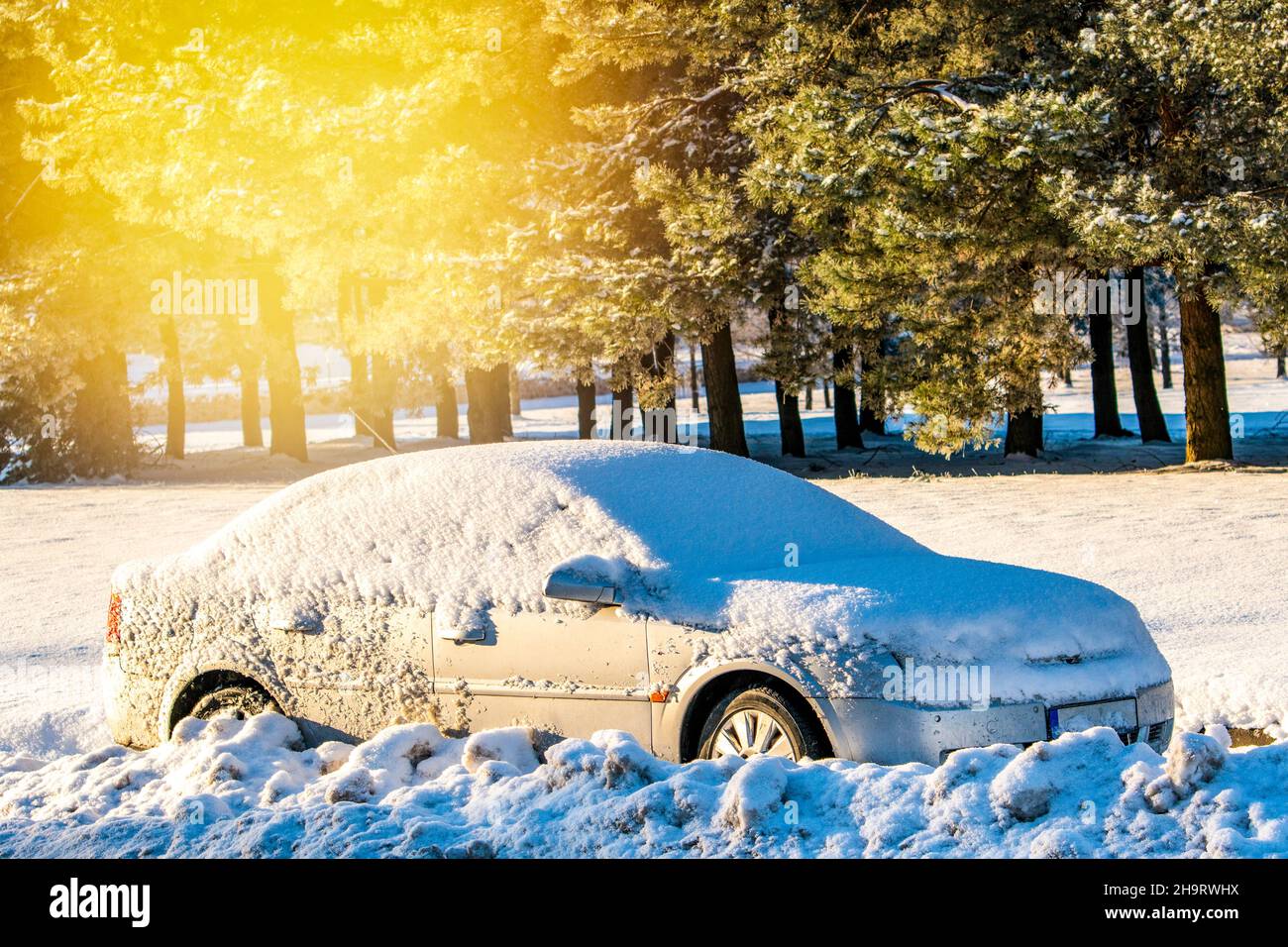 L'auto sulla strada sotto la neve dopo una nevicata pesante Foto Stock