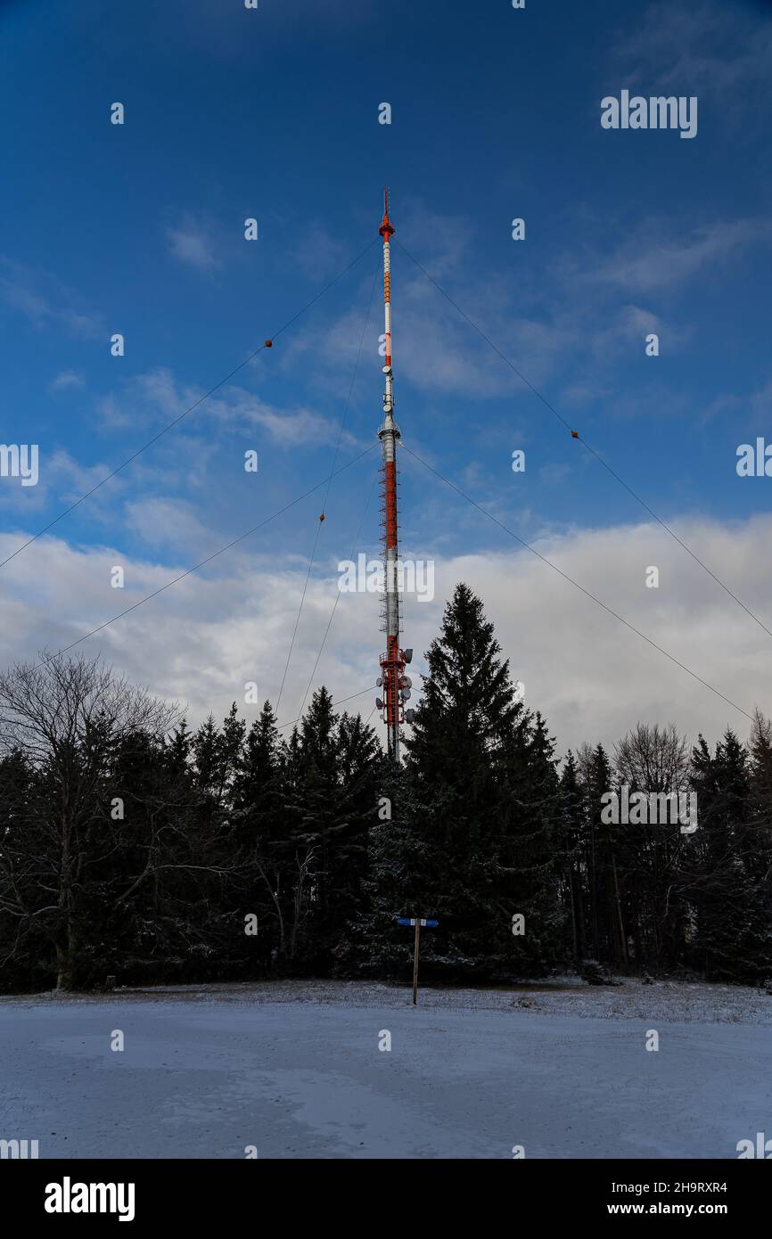 vista dell'antenna sulla torre di raichberg vicino a onstmettingen in germania Foto Stock