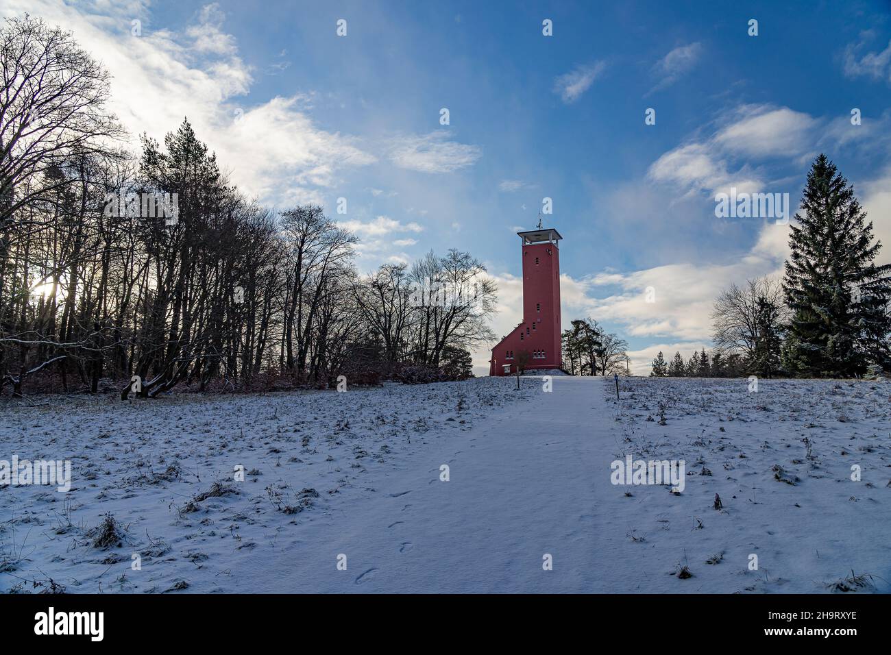 Vista della torre di raichberg in inverno vicino a onstmettingen in germania Foto Stock