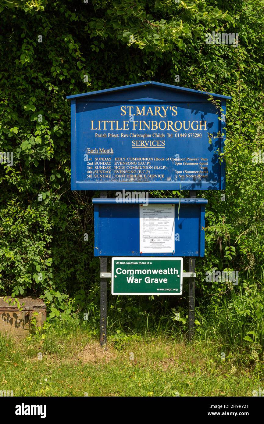 Village Parrocchia chiesa di St Mary, Little Finborough, Suffolk, Inghilterra, Regno Unito informazioni avviso sui servizi con segno Commonwealth War grave Foto Stock
