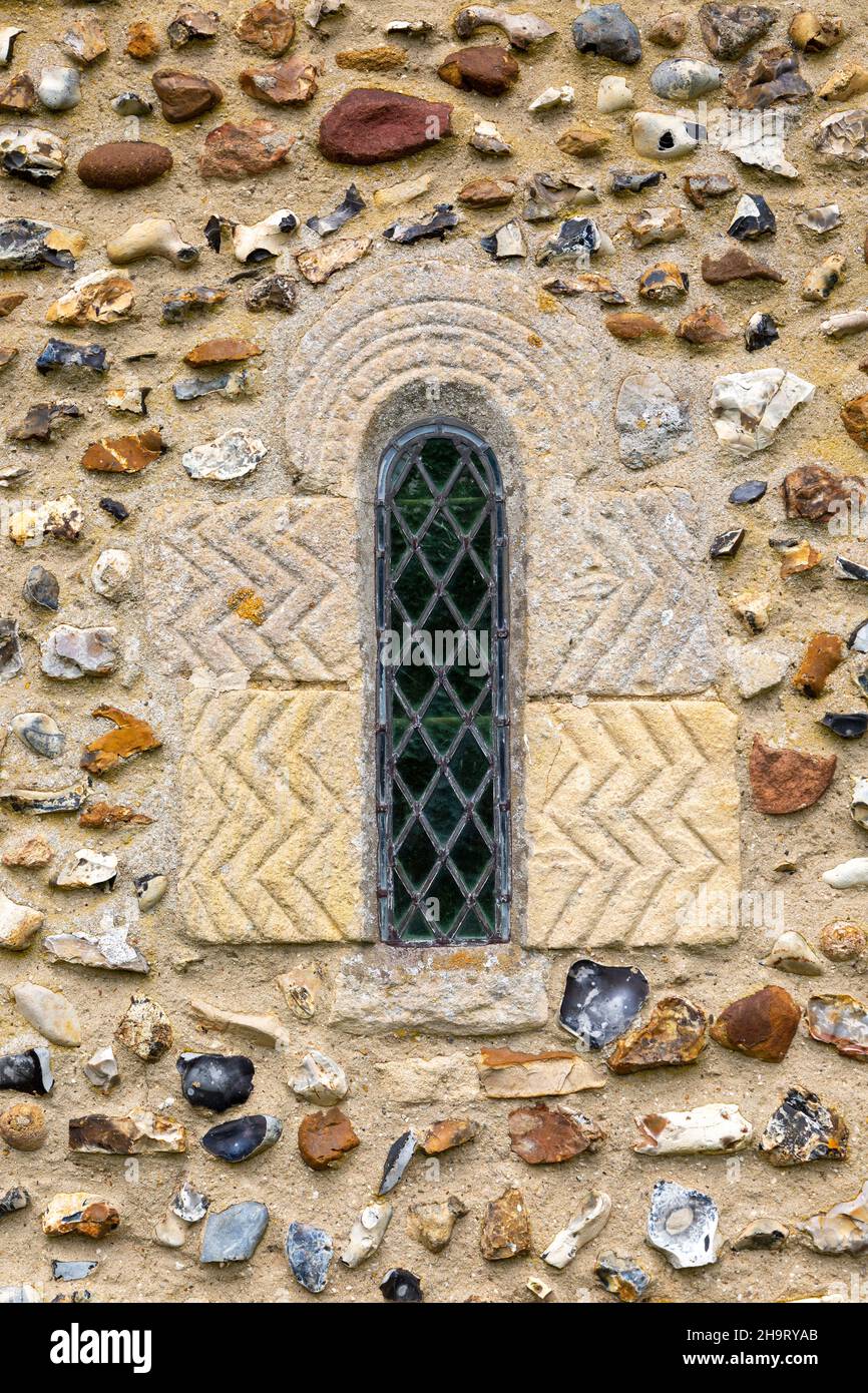 Modanature Chevron della finestra di lancetta normanna, chiesa di Gedding, Suffolk, Inghilterra, Regno Unito Foto Stock