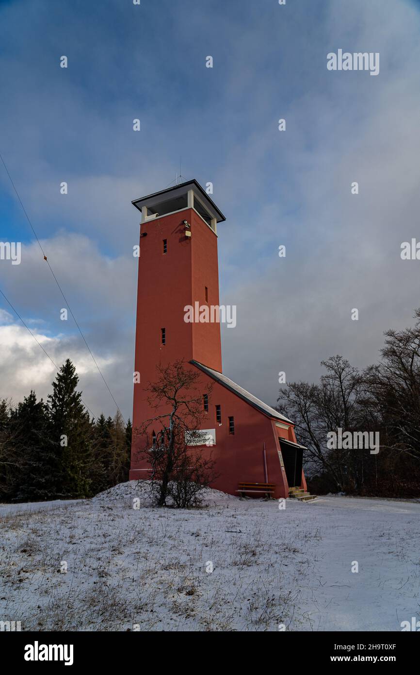 Vista della torre di raichberg in inverno vicino a onstmettingen in germania Foto Stock