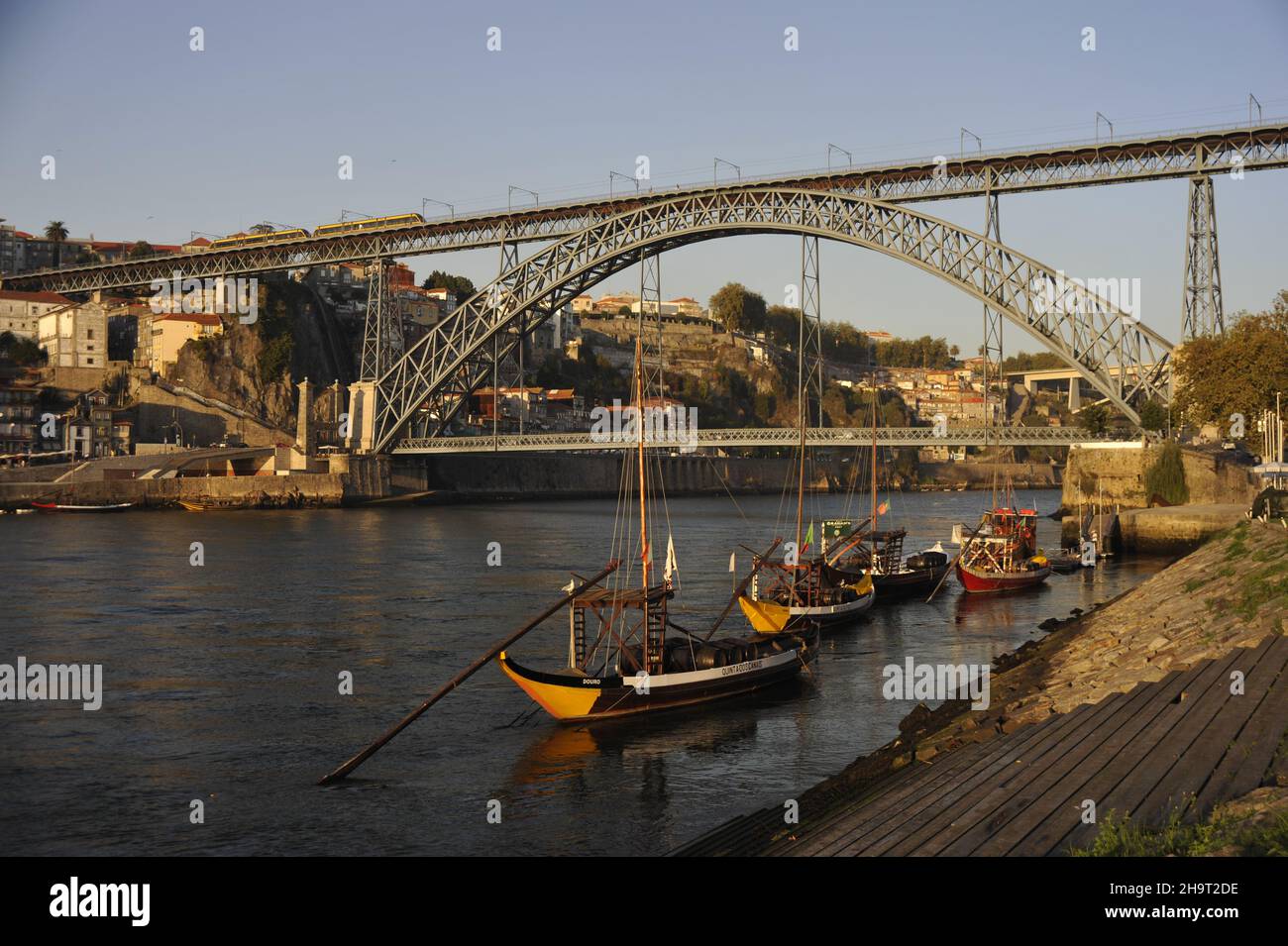 Porto, Rio Douro mit Ponte Dom Luís i von 1886 Foto Stock