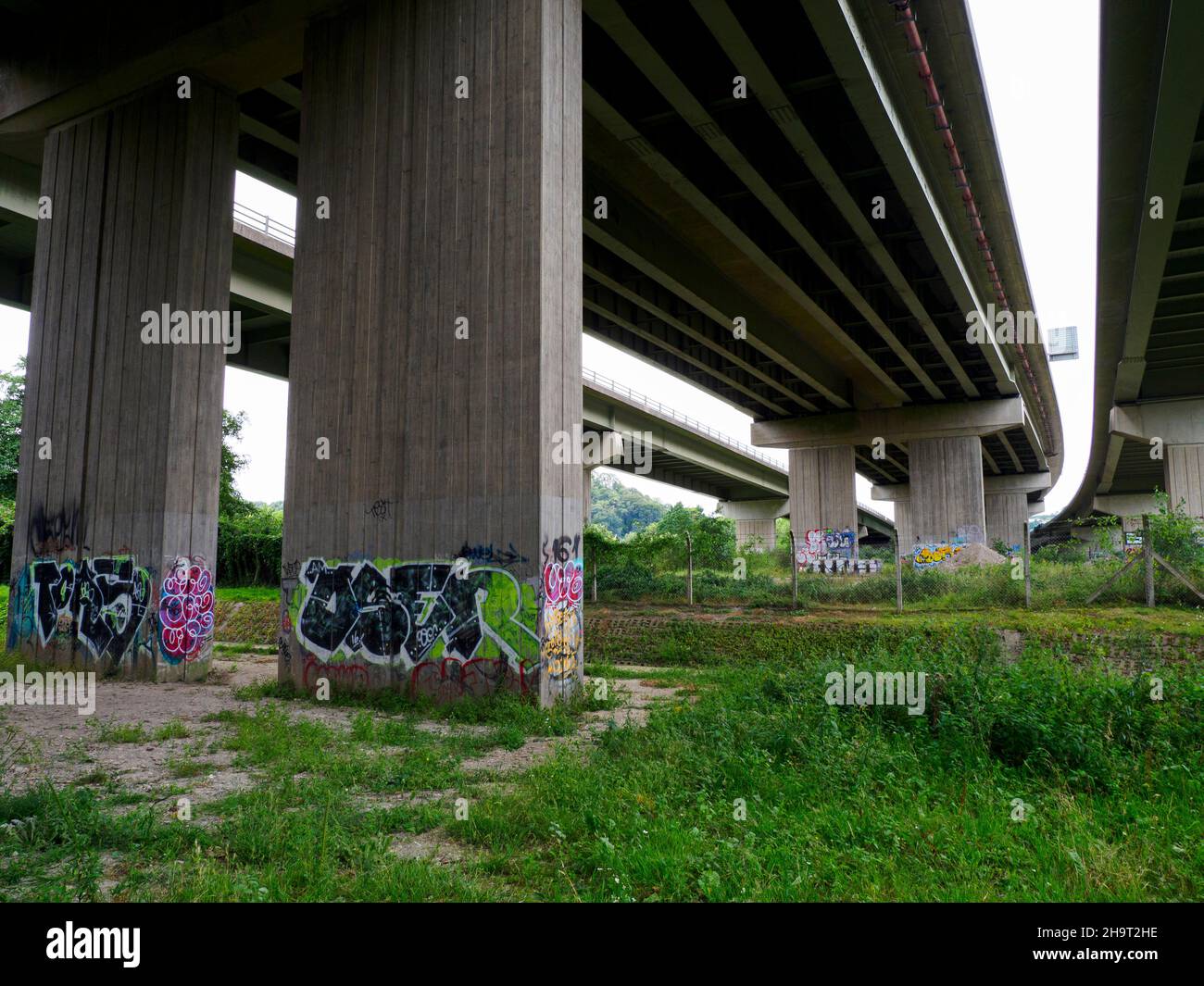 Graffiti sui pilastri di un cavalcavia, Plymouth, Devon, Regno Unito Foto Stock