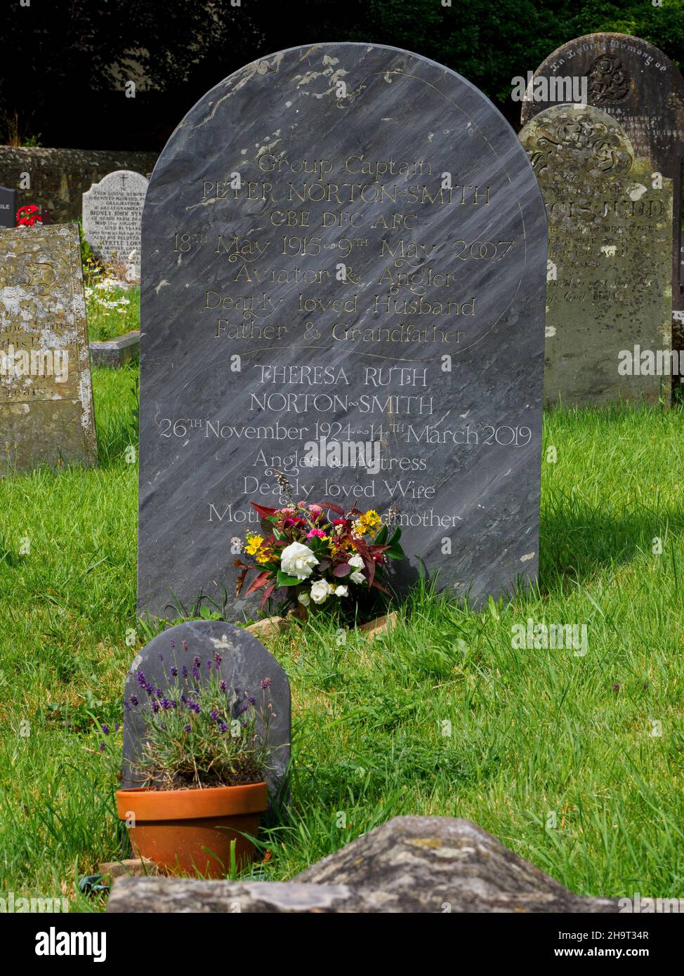 Tomba del Capitano del Gruppo Peter Norton-Smith RAF, che ha effettuato un'evacuazione aerea spettacolare delle famiglie britanniche durante i disordini in Birmania nel 1949 e nel suo Foto Stock