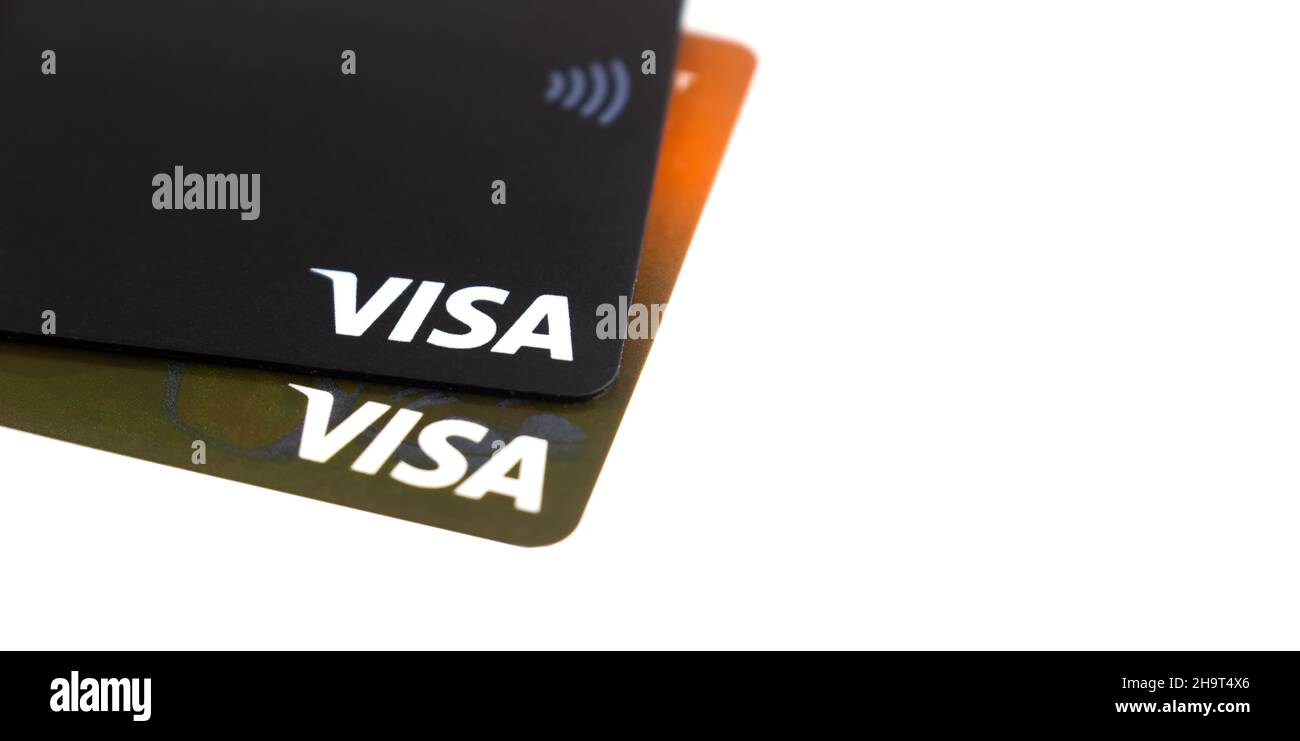 Due carte di plastica con logo VISA da vicino su sfondo bianco. 08.12.2021 Vinnytsia, Ucraina Foto Stock