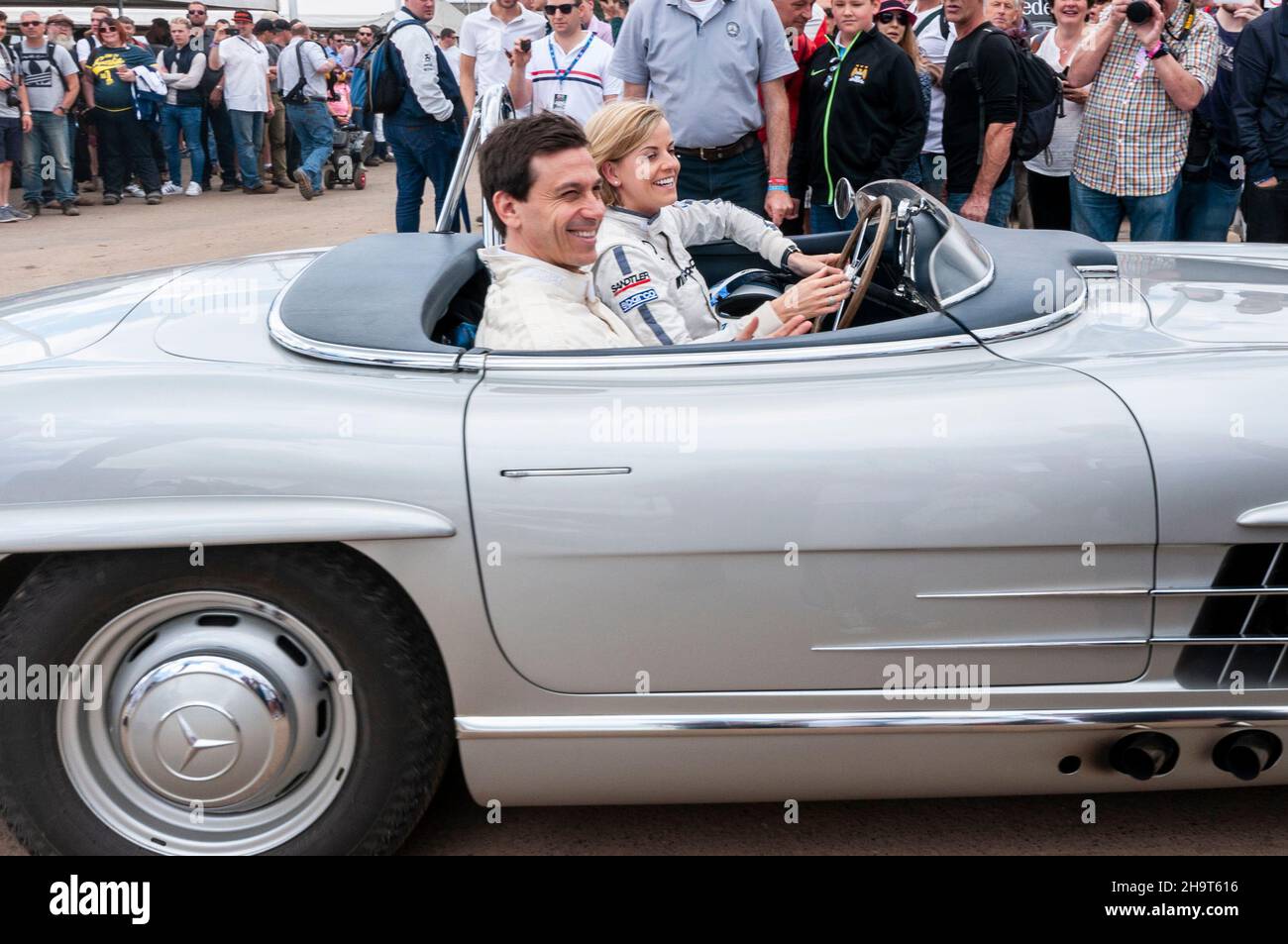 Toto Wolff e Susie Wolff al Goodwood Festival of Speed, UK, 2016, guidando una Mercedes-Benz 300 SL attraverso la folla Foto Stock