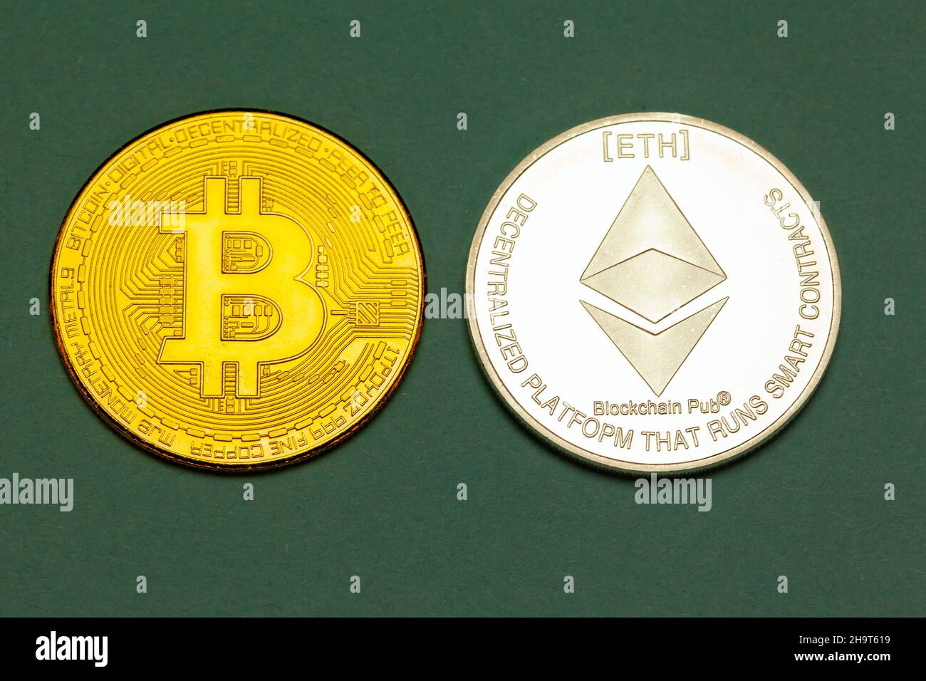 Monete Bitcoin e Ethereum criptocurrencey. Foto Stock