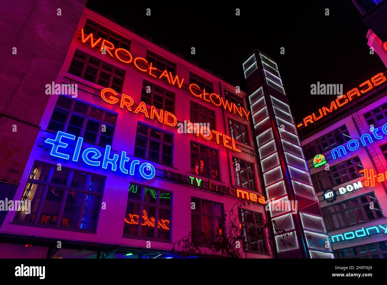 Foto serali al Galeria Neon Side di Wrocław in Polonia. Una festa per gli occhi di vecchi segni al neon provenienti da tutta la Polonia, il tutto in un cortile protetto. Foto Stock