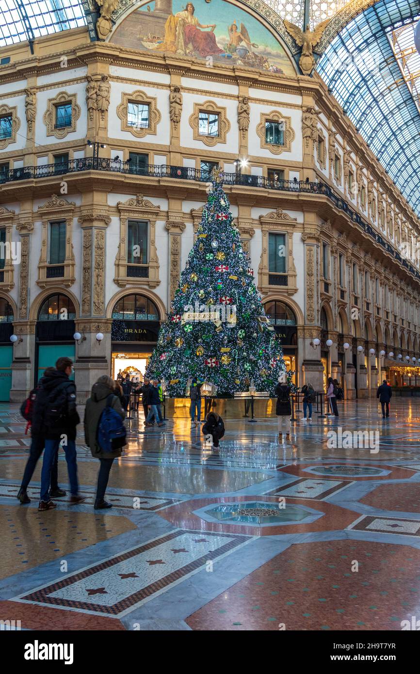 Milano, Lombardia, Italia - Dicembre 7 2021: Albero di Natale nella galleria Galleria Vittorio Emanuele II (ultimo re italiano) Foto Stock