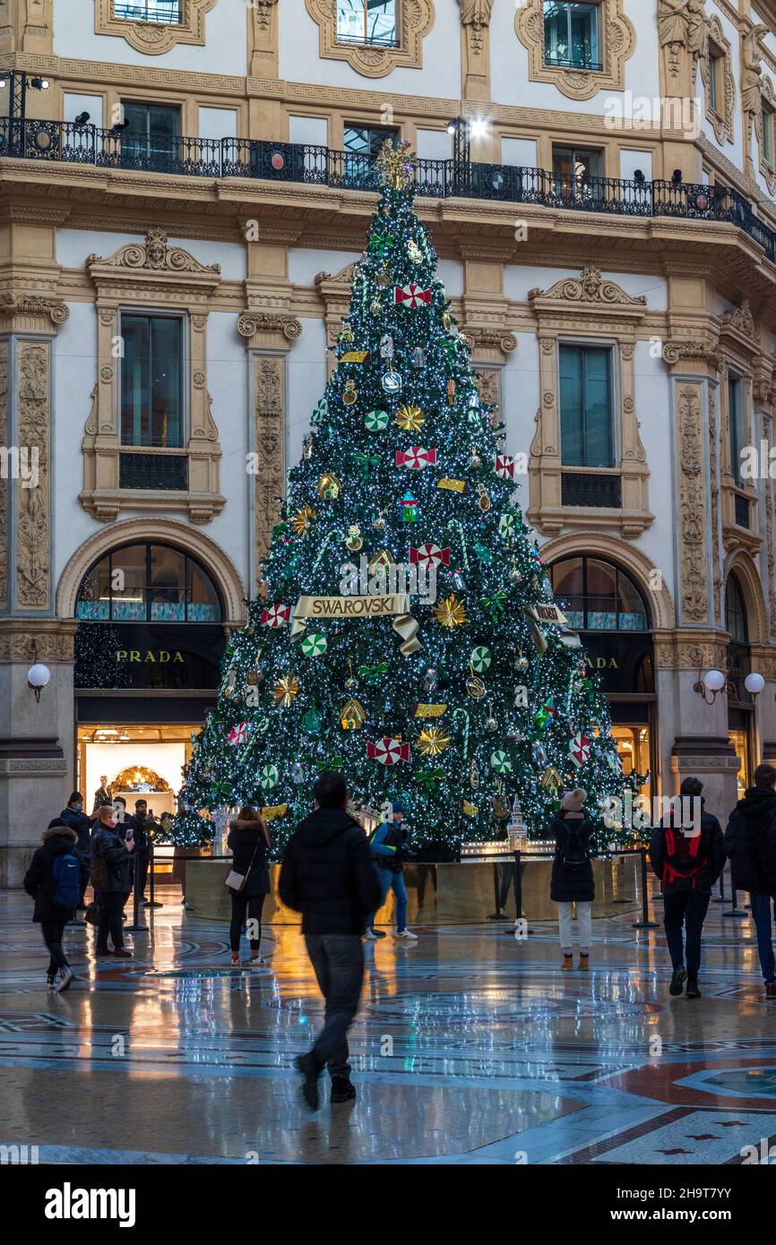 Milano, Lombardia, Italia - Dicembre 7 2021: Albero di Natale nella galleria Galleria Vittorio Emanuele II (ultimo re italiano) Foto Stock