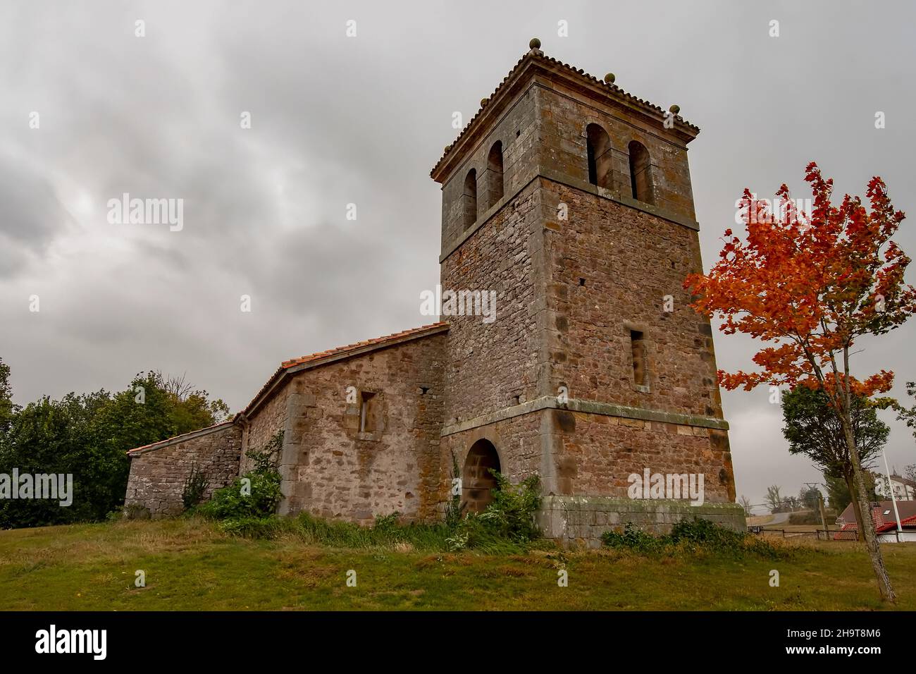 Chiesa romanica di Santa Maria la Mayor de Villacantid - Cantabria. Foto Stock