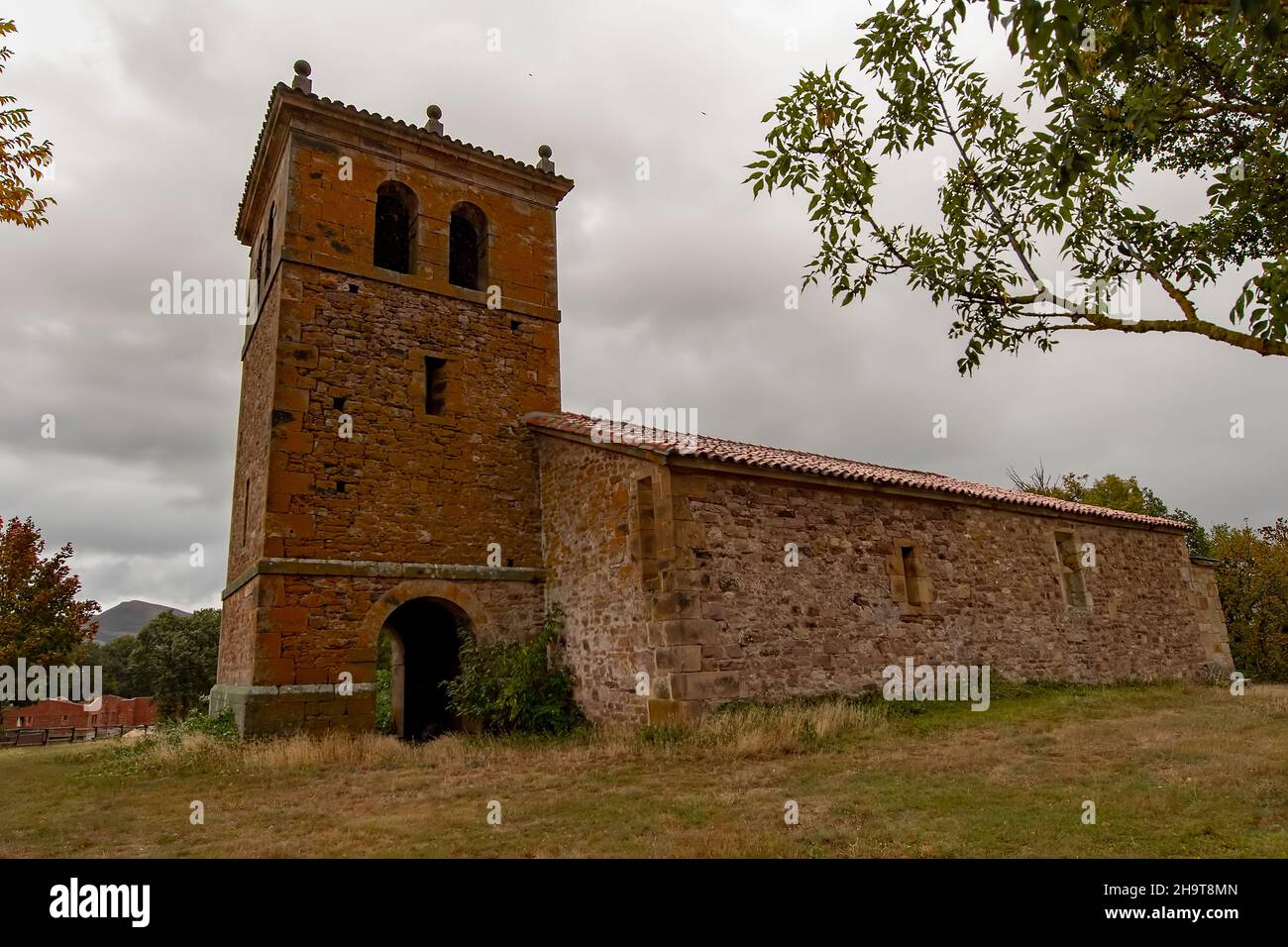 Chiesa romanica di Santa Maria la Mayor de Villacantid - Cantabria. Foto Stock
