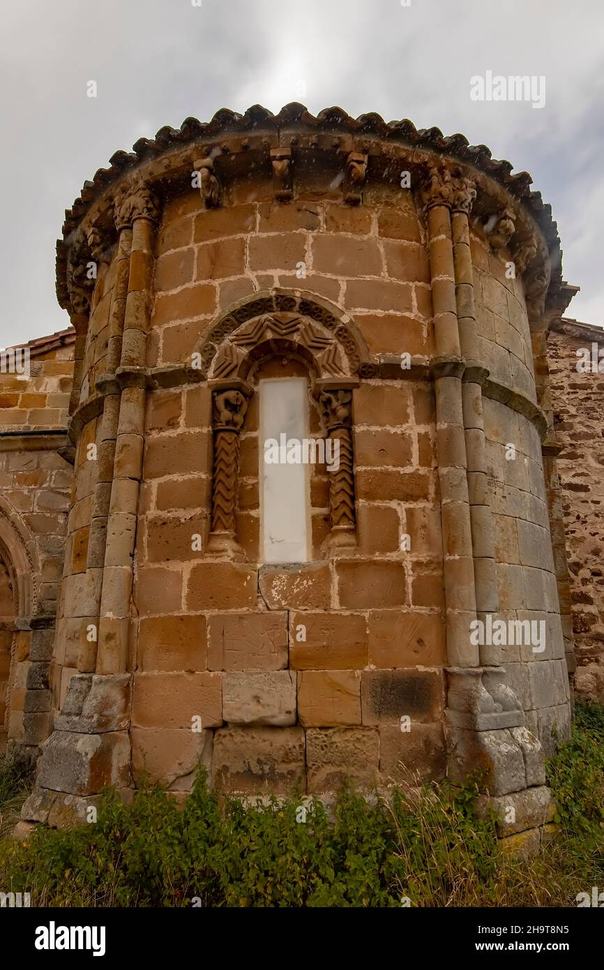 Chiesa romanica di Santa Maria la Mayor de Villacantid - Cantabria. Foto Stock