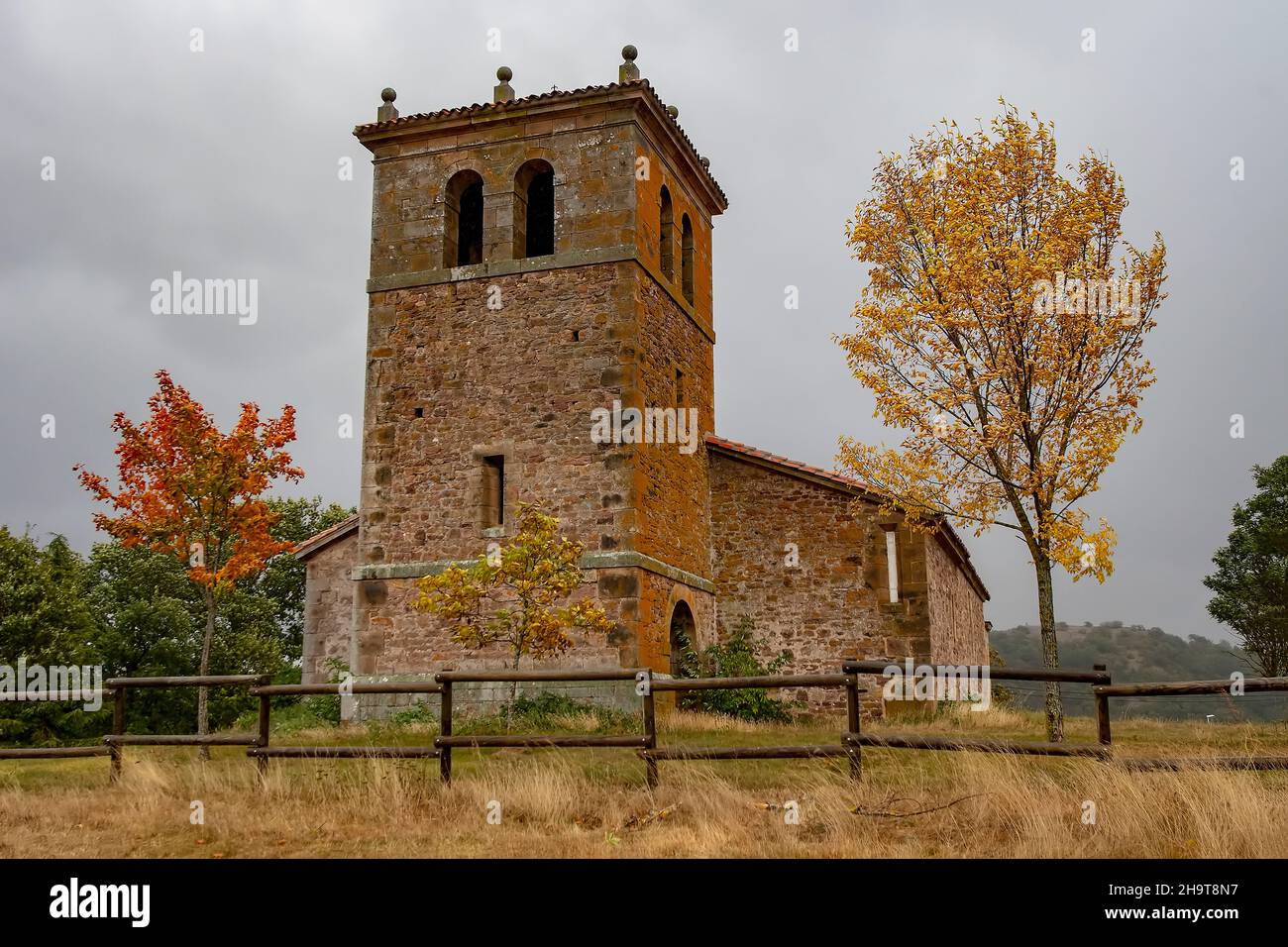 Chiesa romanica di Santa Maria la Mayor de Villacantid - Cantabria. Foto Stock