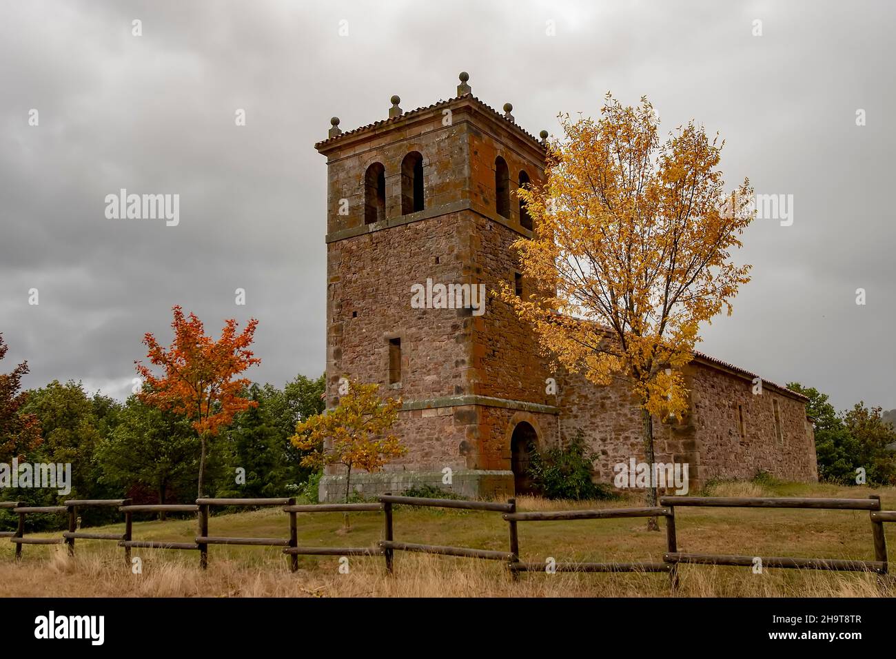 Chiesa romanica di Santa Maria la Mayor de Villacantid - Cantabria. Foto Stock