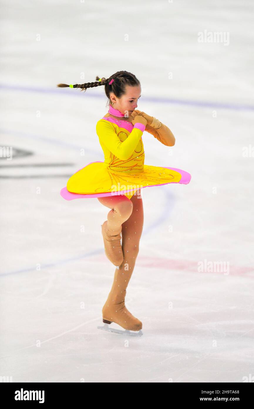Piccola ragazza figura skater pattinaggio su ghiaccio al coperto Foto Stock