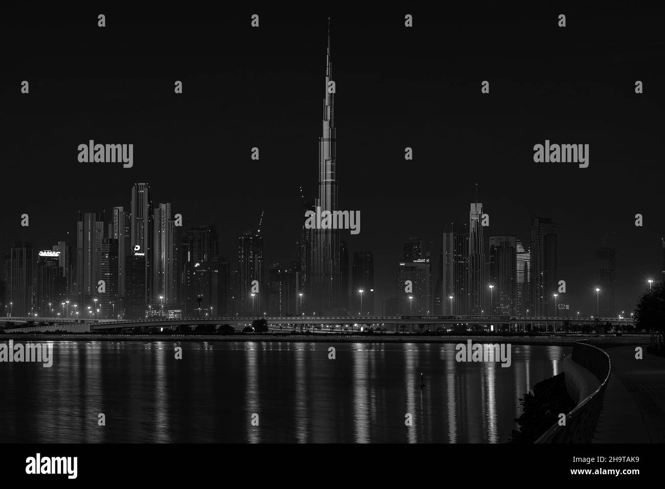 Vista panoramica dello skyline di Dubai con Burj khalifa e altri raschiatori di cielo da al Jadaf Waterfront Dubai Foto Stock