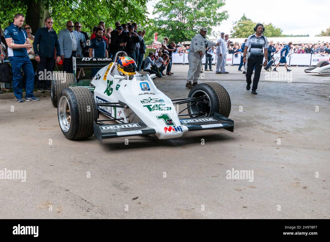 Classic 1990 Williams Renault FW138 Formula 1, Grand Prix auto lasciando l'area di assemblaggio per la salita al Goodwood Festival of Speed, UK, 2016 Foto Stock